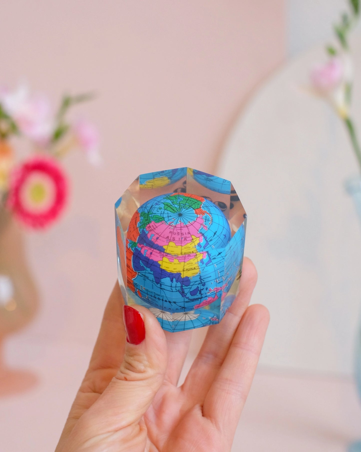 Petite inclusion avec globe terrestre