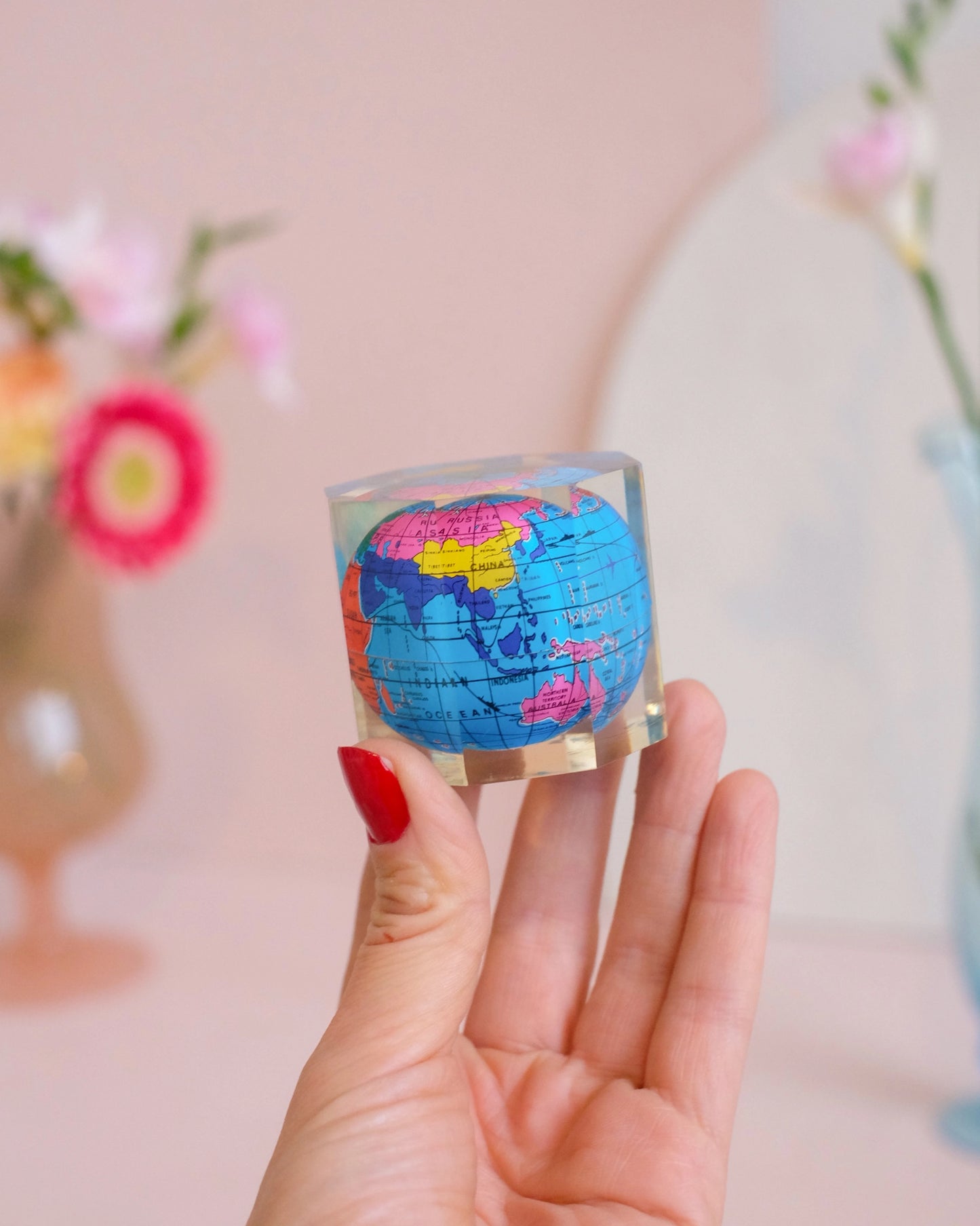 Petite inclusion avec globe terrestre