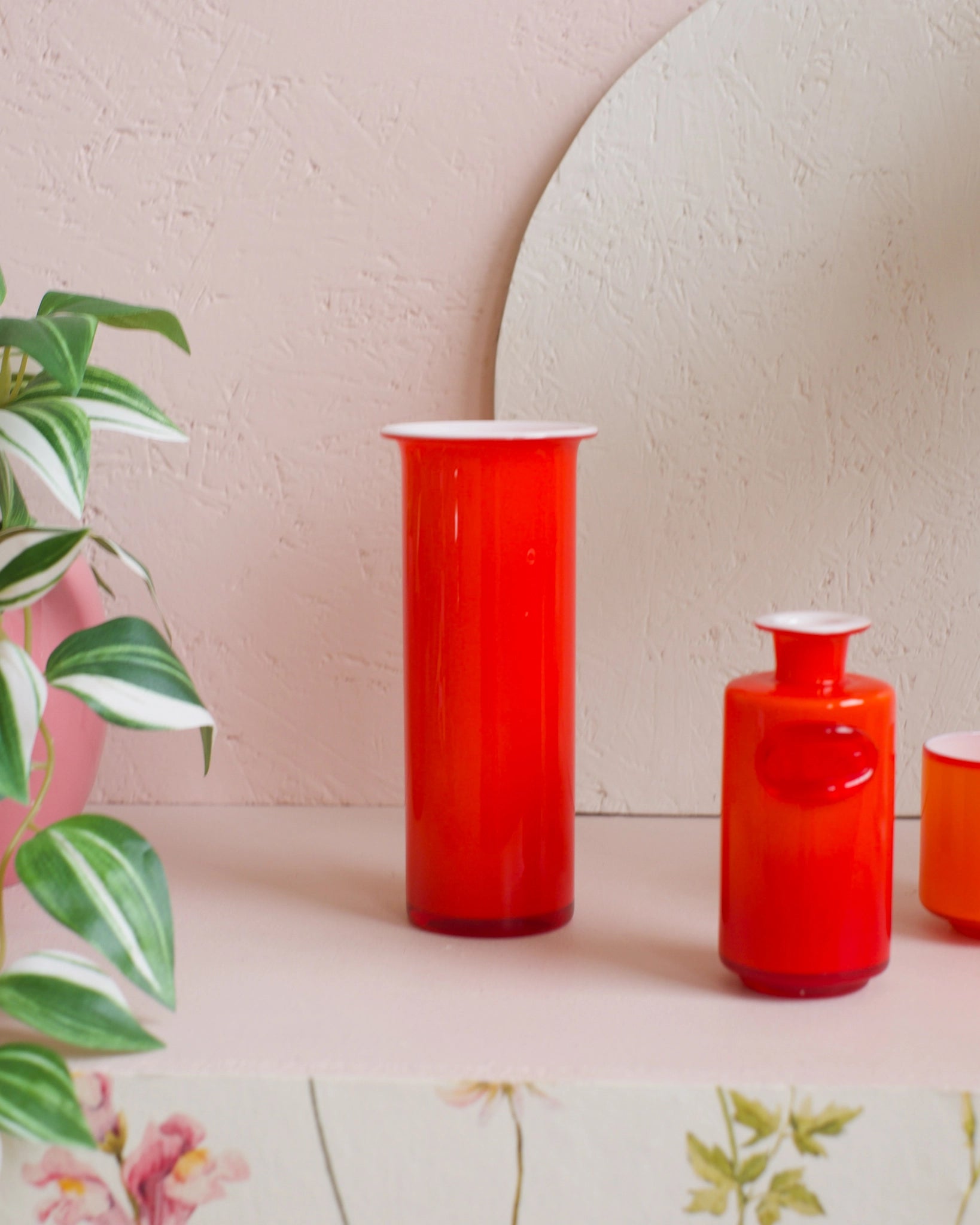 Ensemble de vases en opaline vintage