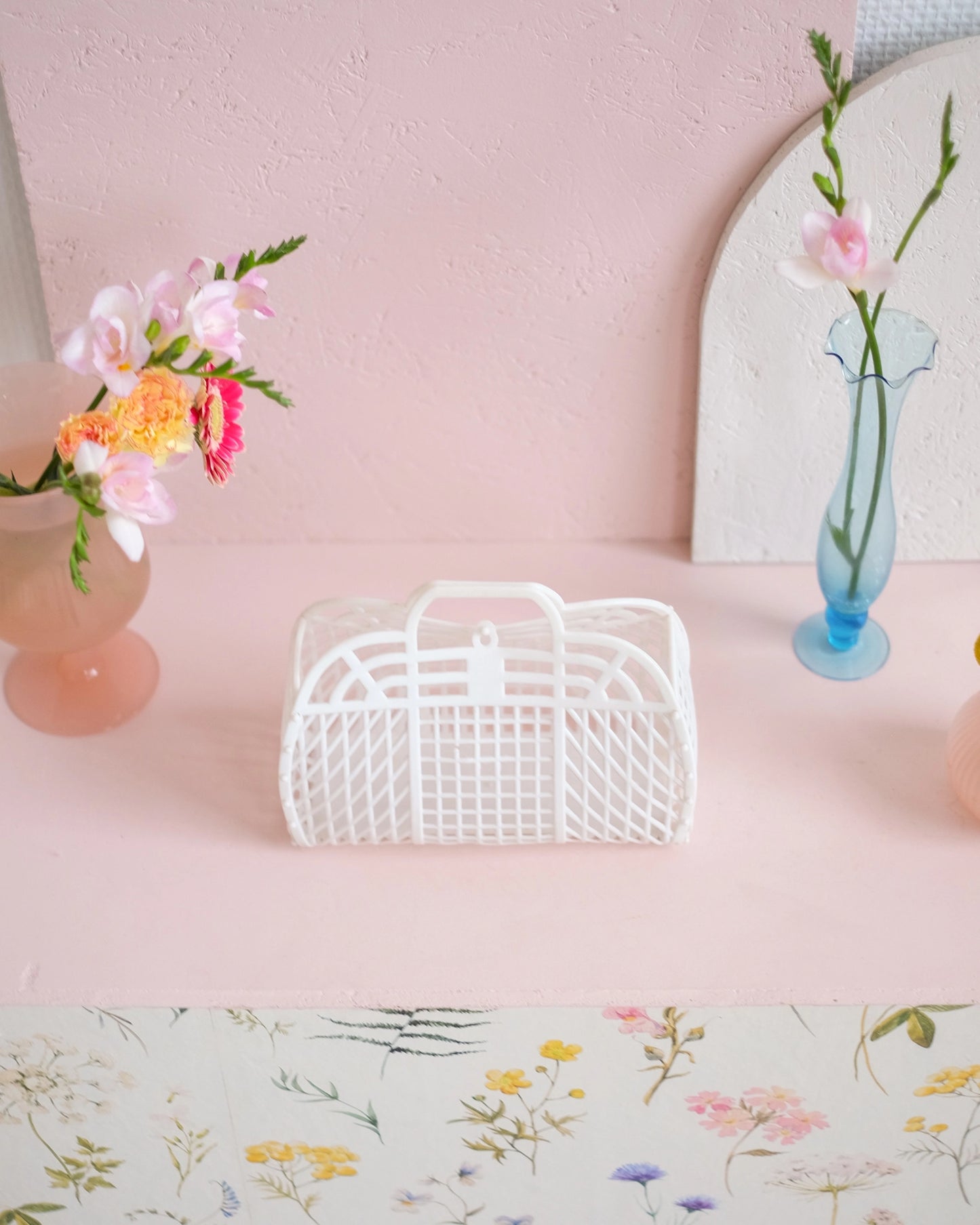 Petit panier en plastique blanc vintage