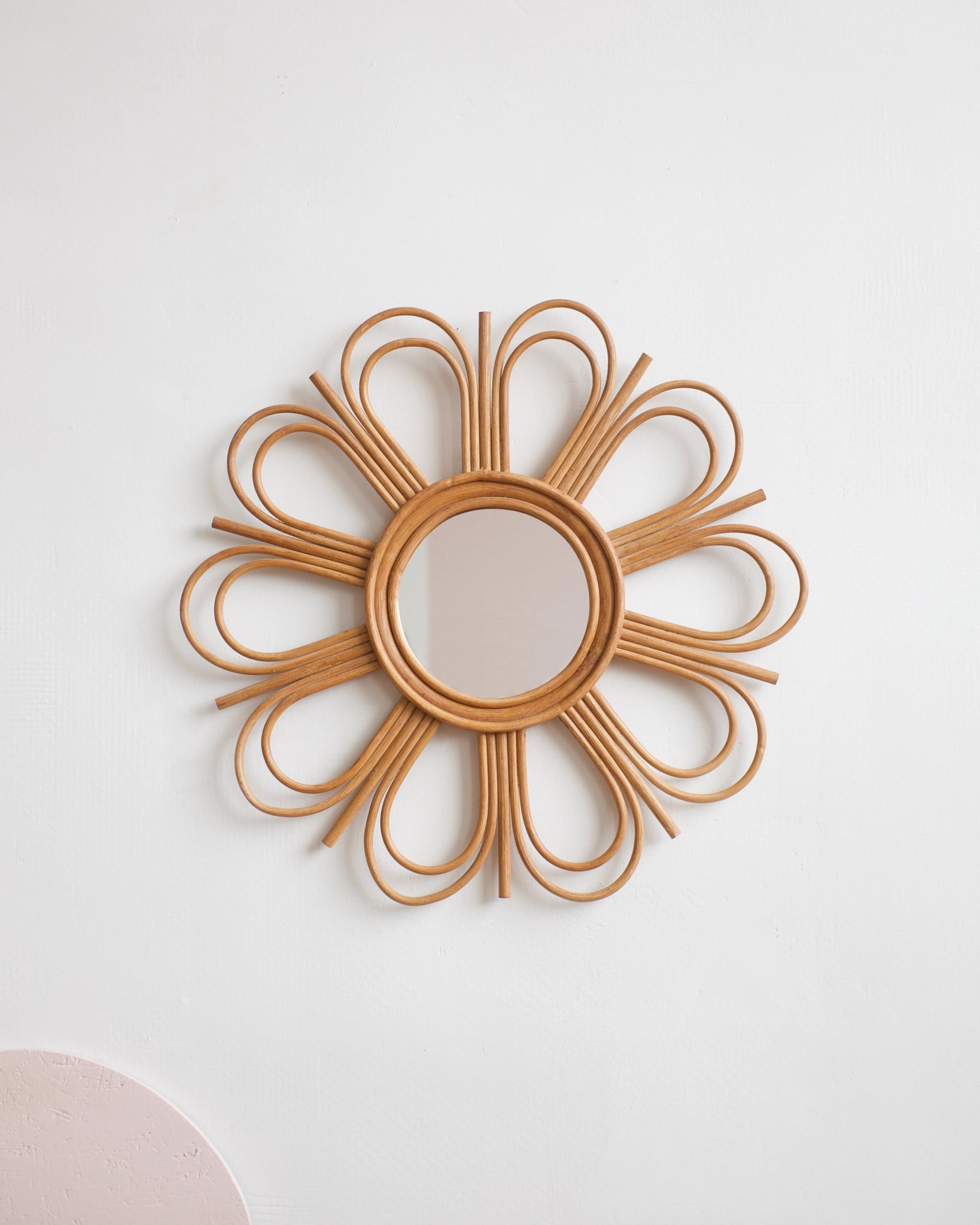 Grand miroir fleur en rotin