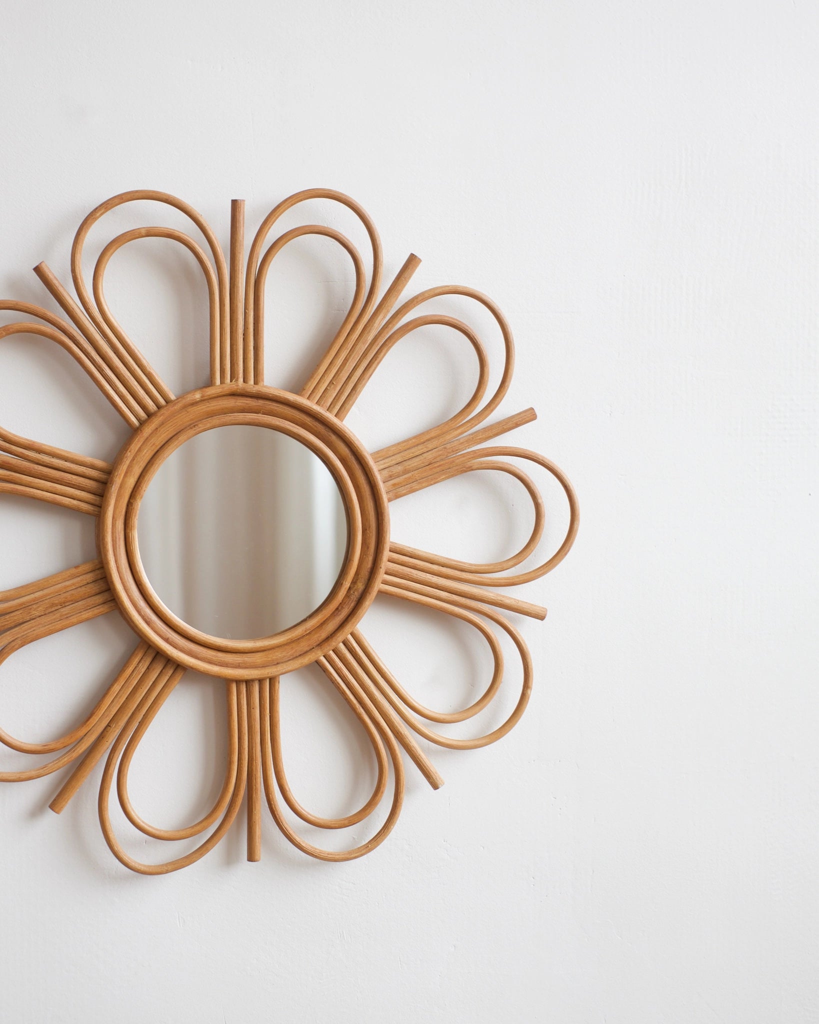 Grand miroir fleur en rotin