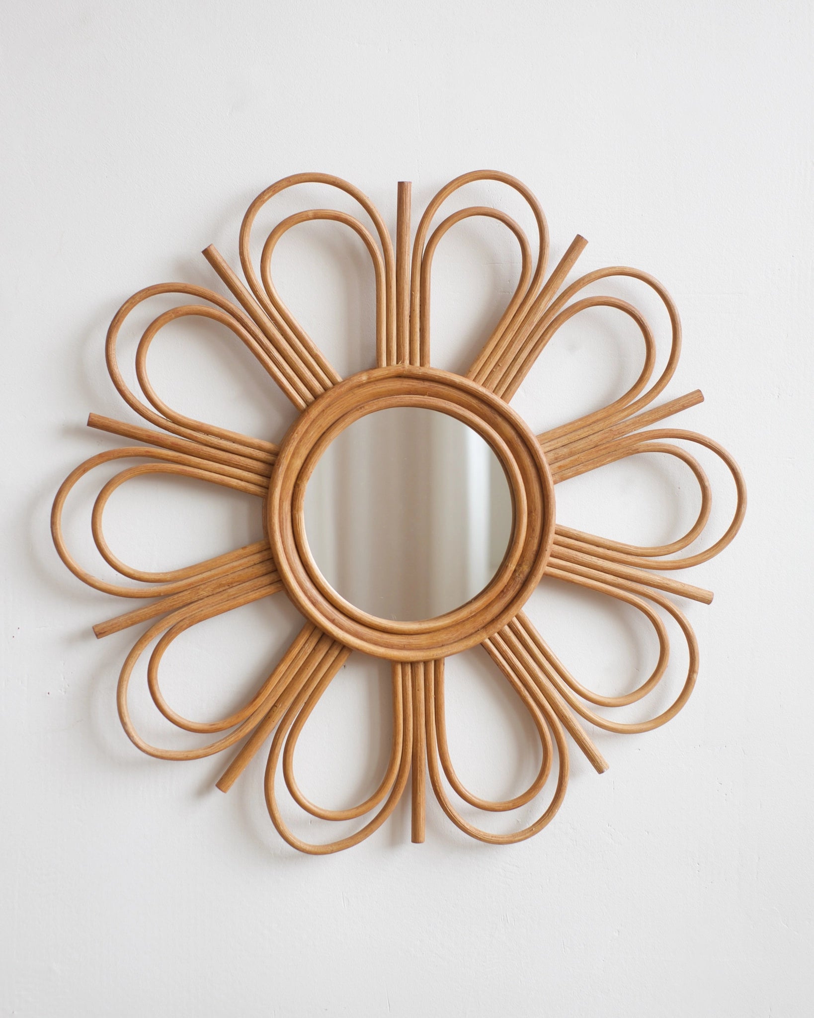Grand miroir fleur en rotin