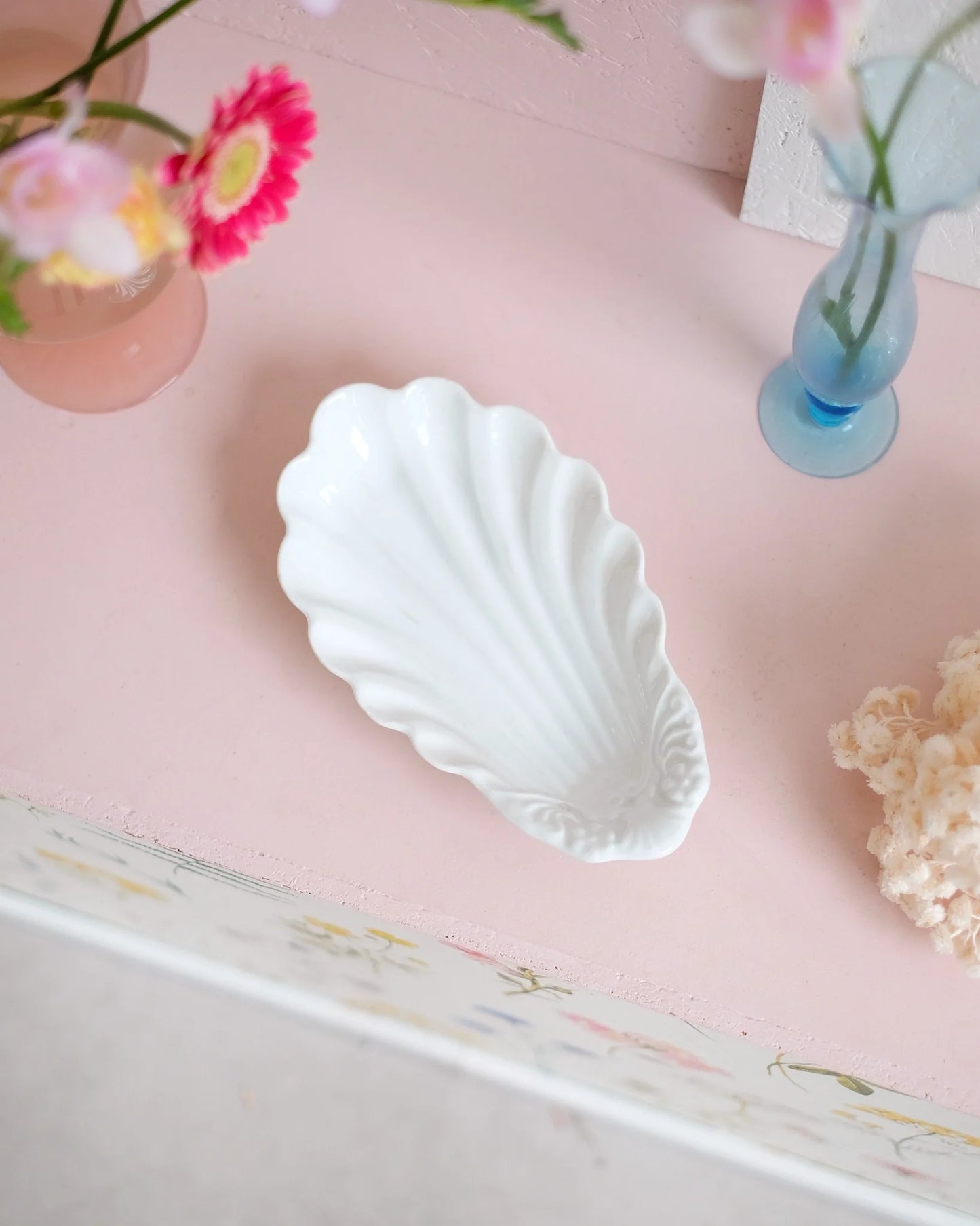 Coupelle coquille en porcelaine garnie de coquillages