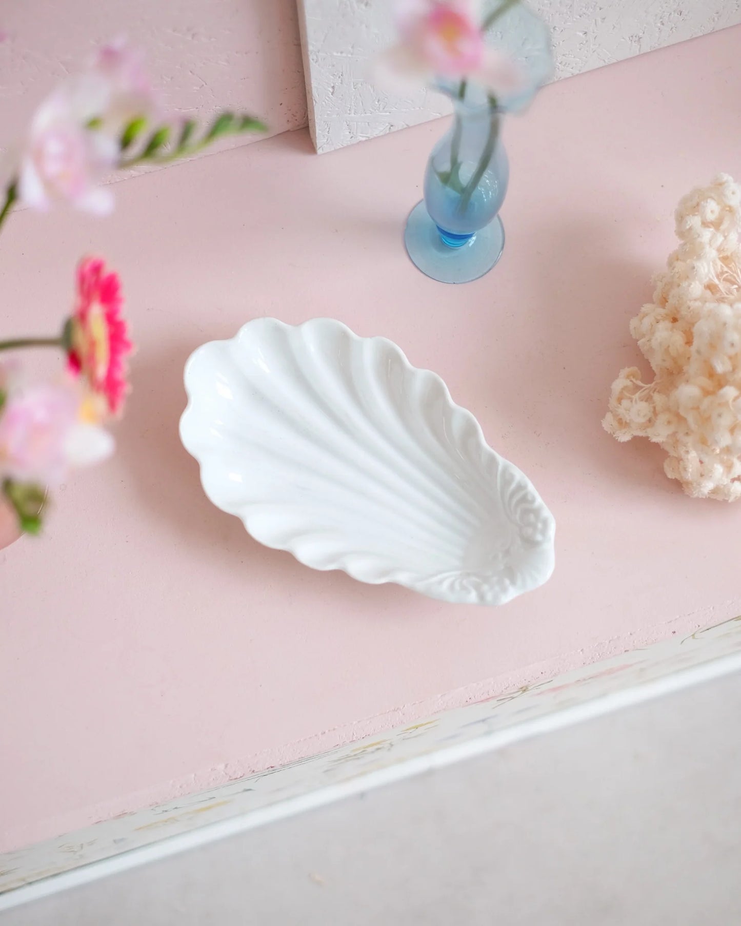 Coupelle coquille en porcelaine garnie de coquillages