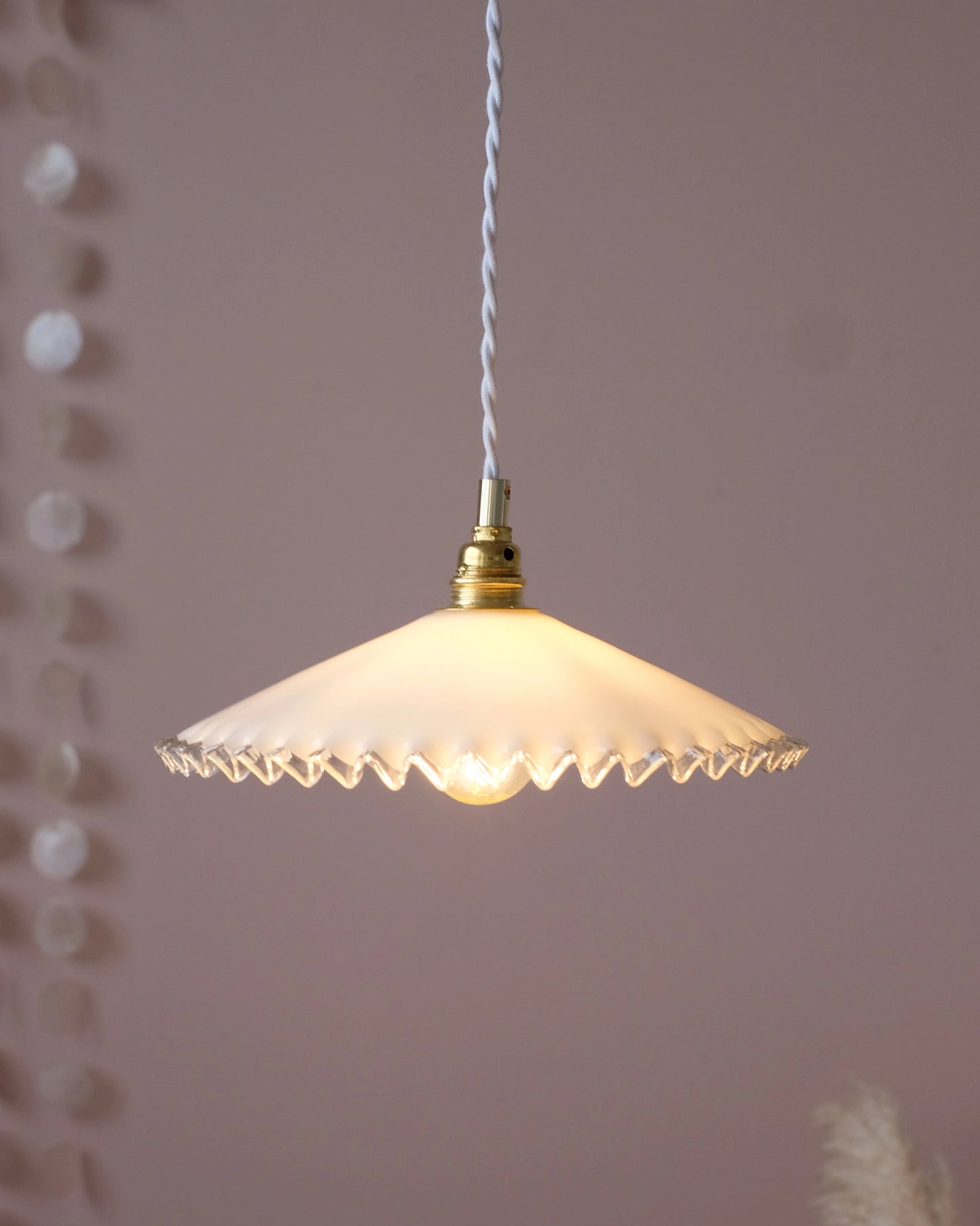 Suspension avec abat-jour en opaline dentellée blanche et transparente