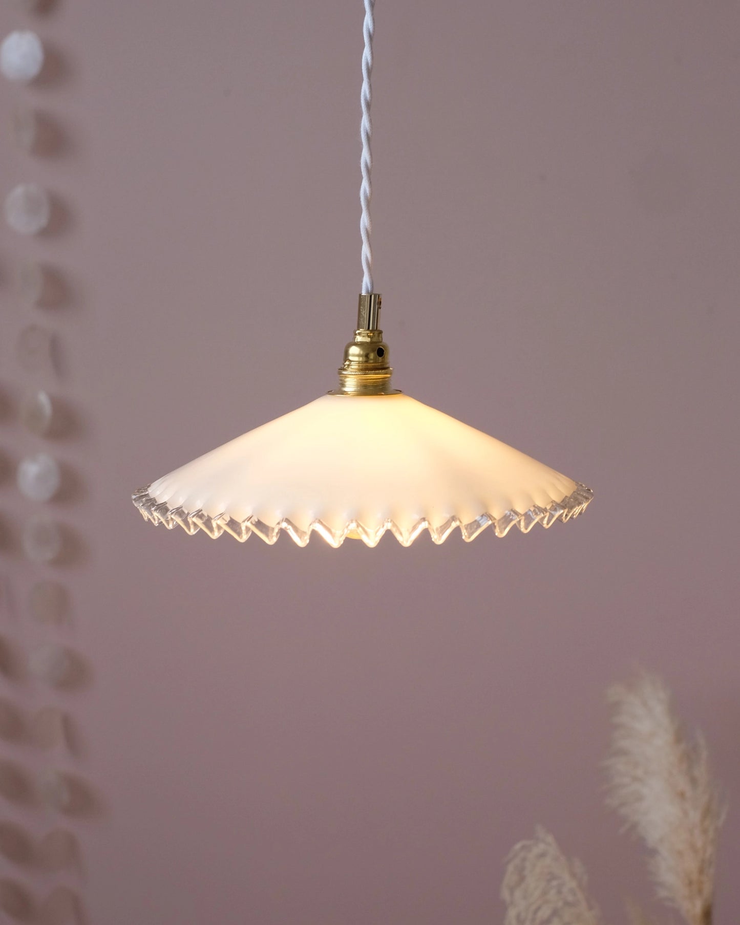 Suspension avec abat-jour en opaline dentellée blanche et transparente