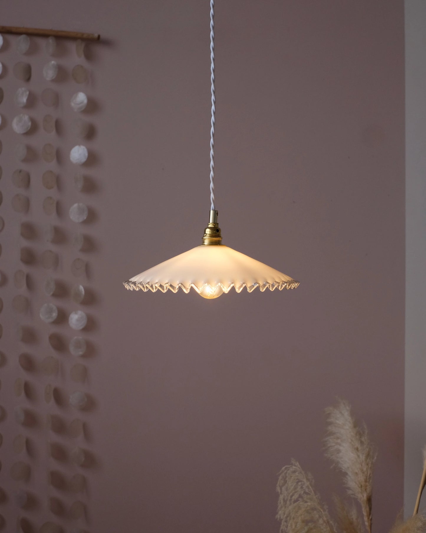 Suspension avec abat-jour en opaline dentellée blanche et transparente