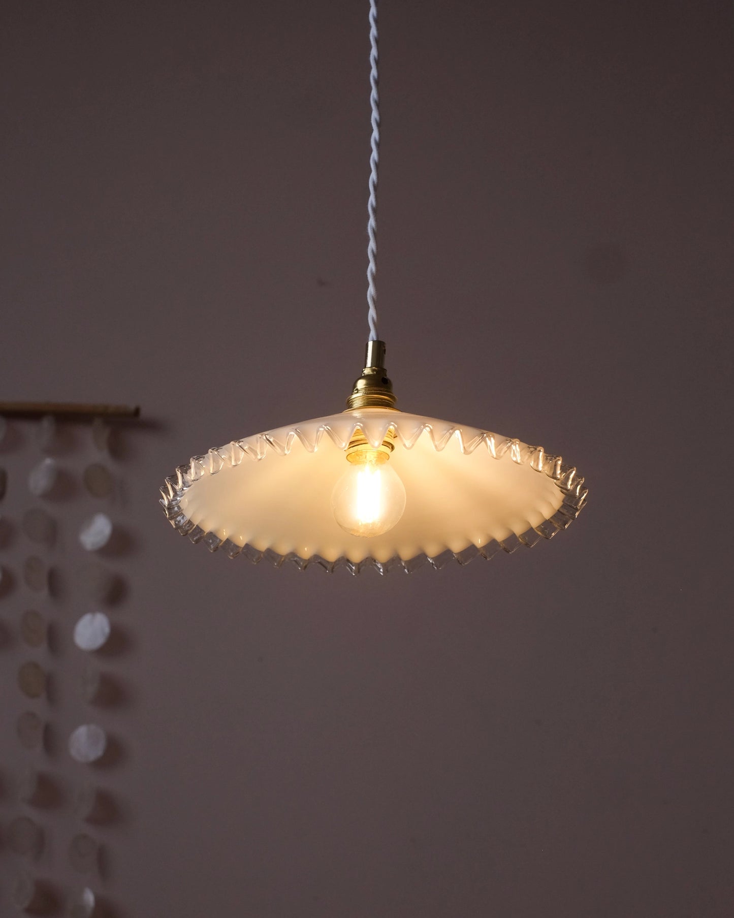 Suspension avec abat-jour en opaline dentellée blanche et transparente