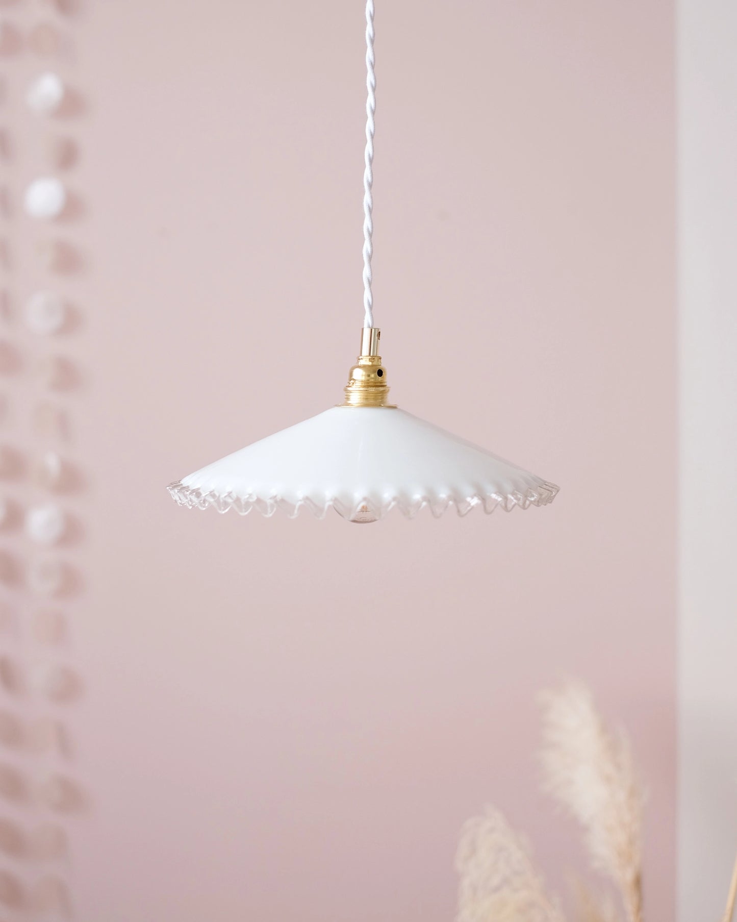 Suspension avec abat-jour en opaline dentellée blanche et transparente