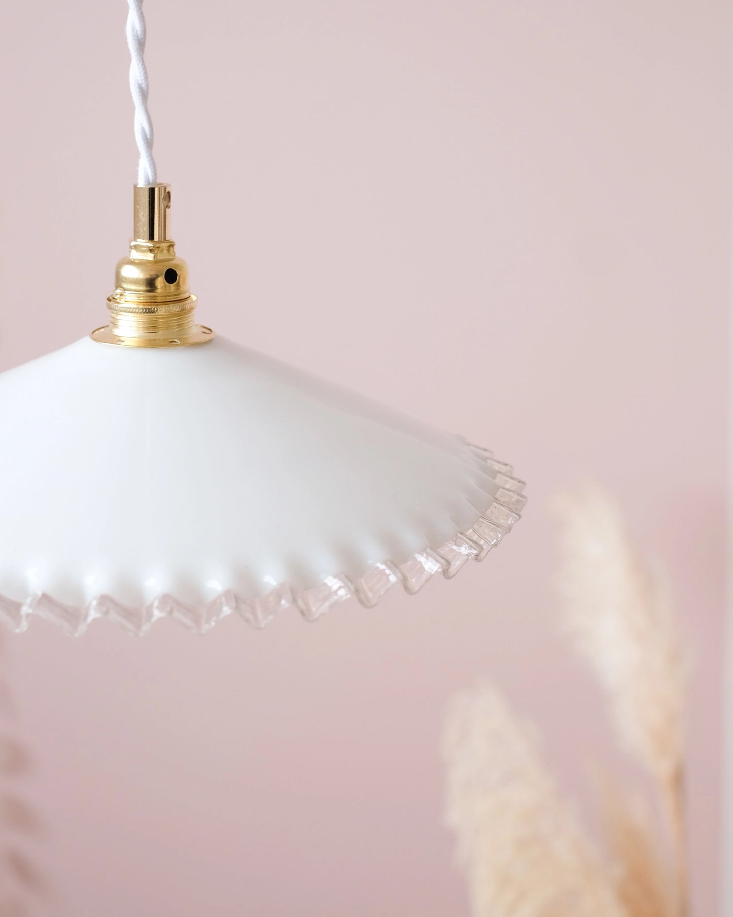 Suspension avec abat-jour en opaline dentellée blanche et transparente