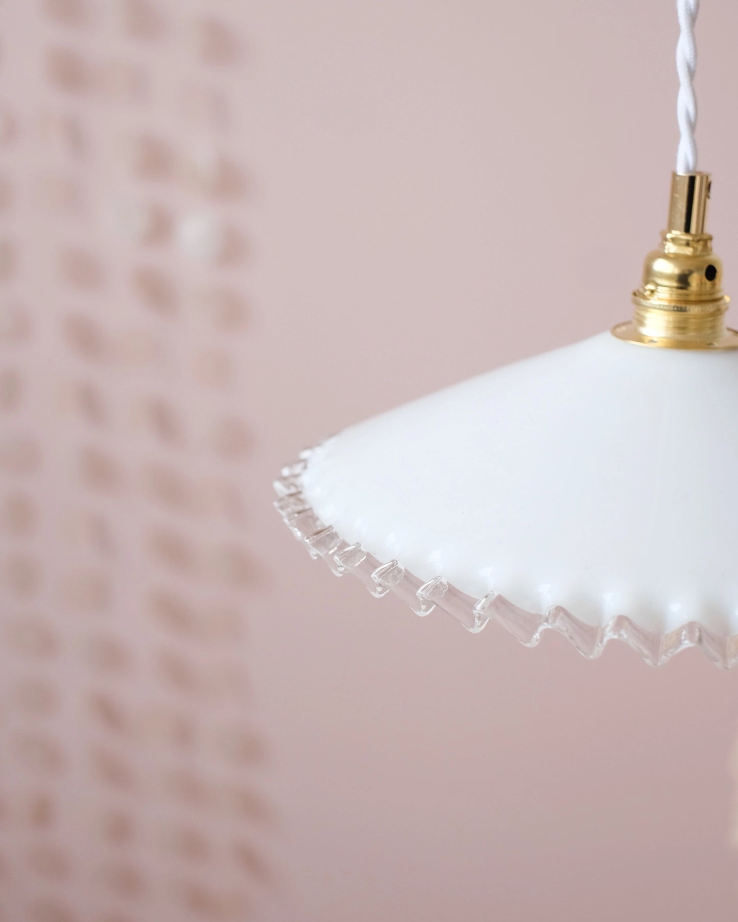 Suspension avec abat-jour en opaline dentellée blanche et transparente