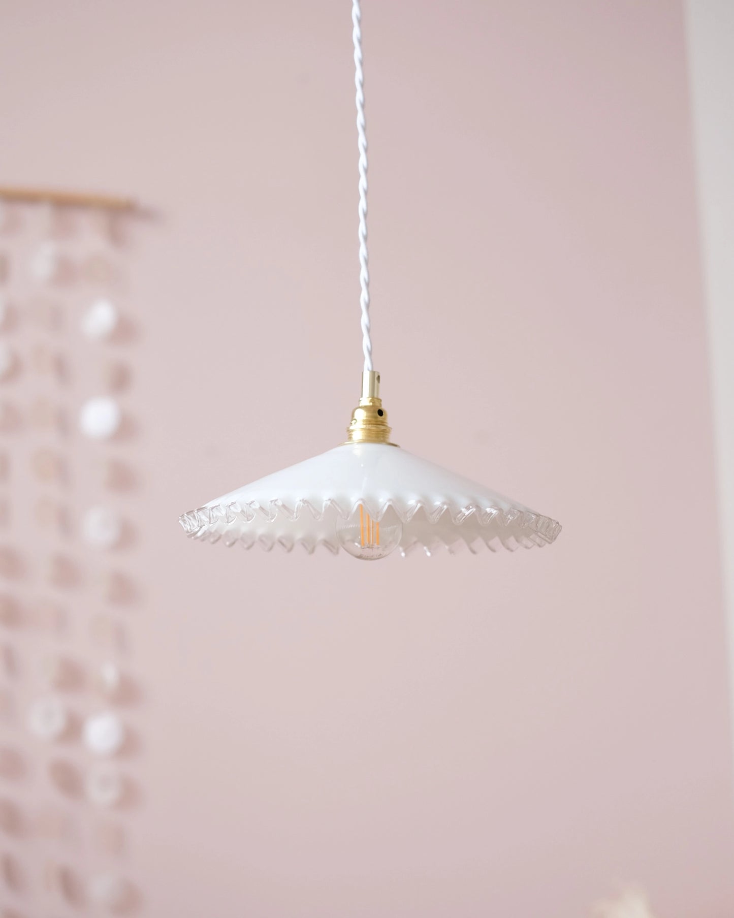 Suspension avec abat-jour en opaline dentellée blanche et transparente