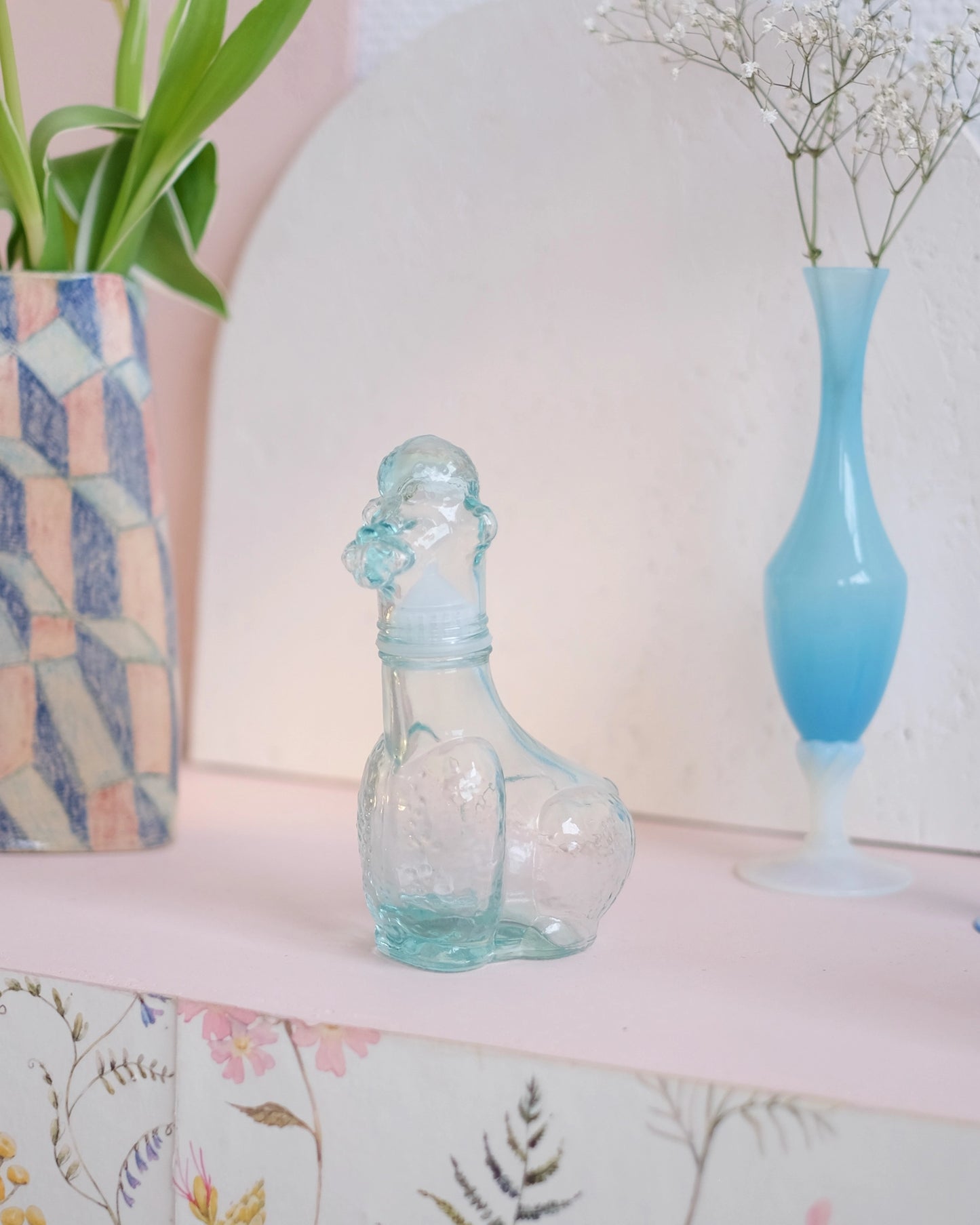Ancienne bouteille à sirop Caniche en verre bleu