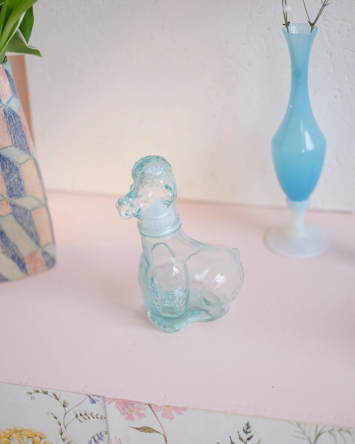Ancienne bouteille à sirop Caniche en verre bleu