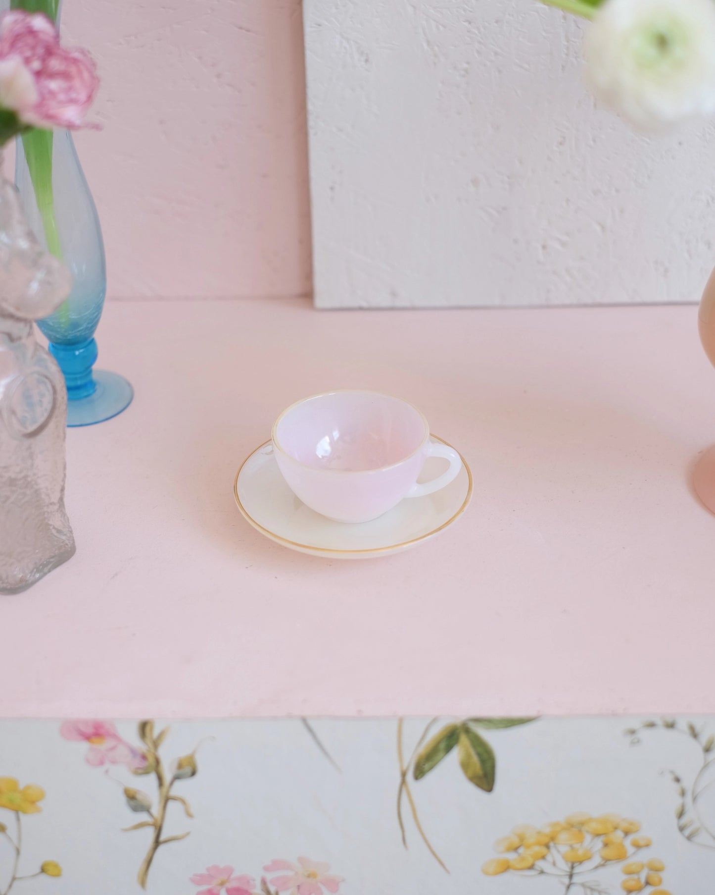 1 petite tasse à café en opaline Arcopal