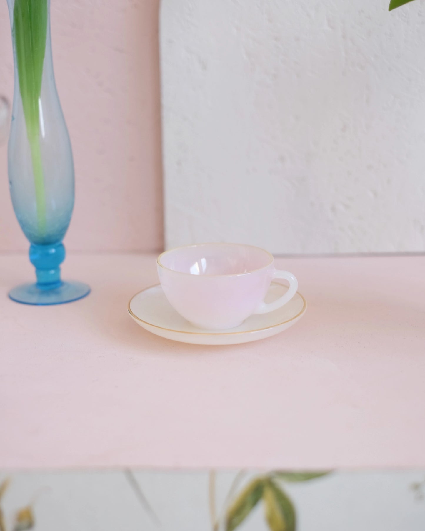 1 petite tasse à café en opaline Arcopal
