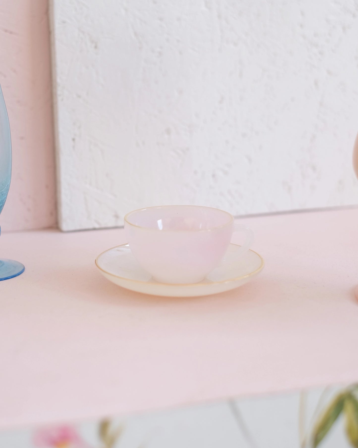 1 petite tasse à café en opaline Arcopal