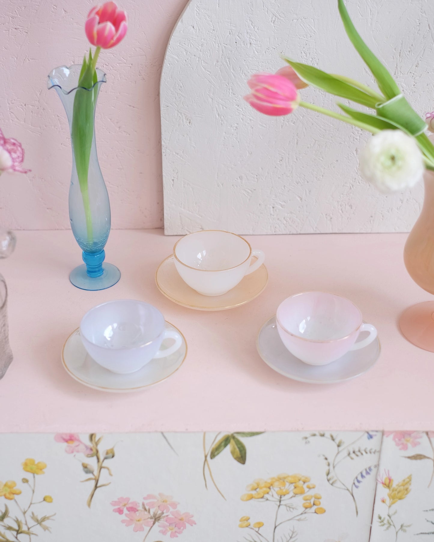 3 tasses à thé en opaline Arcopal