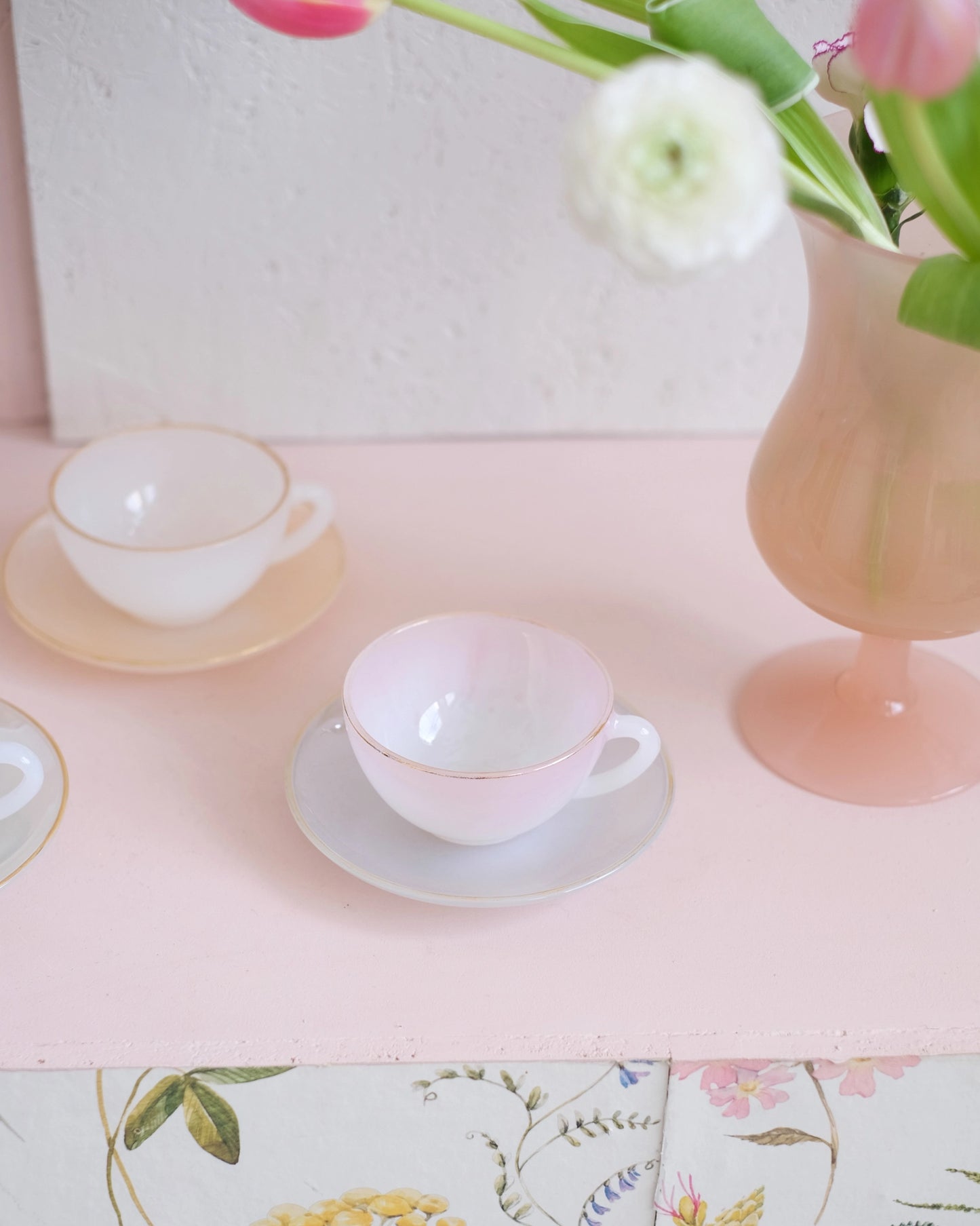 3 tasses à thé en opaline Arcopal