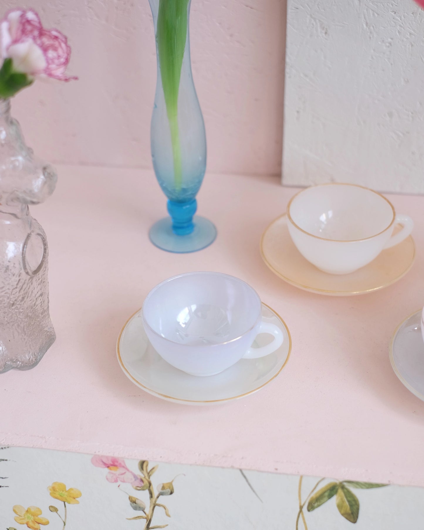 3 tasses à thé en opaline Arcopal