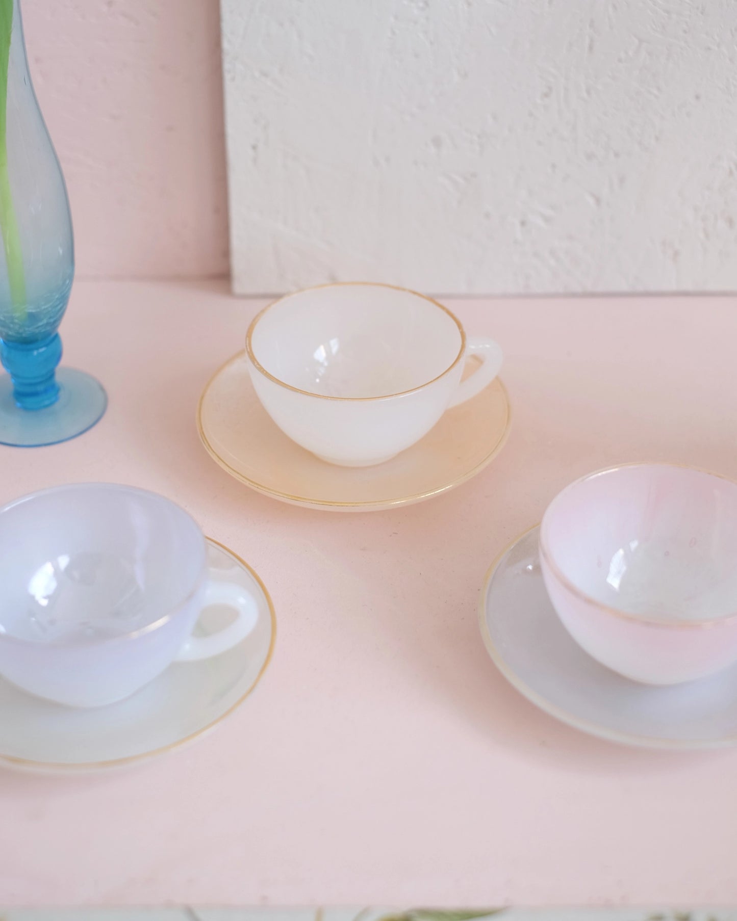 3 tasses à thé en opaline Arcopal