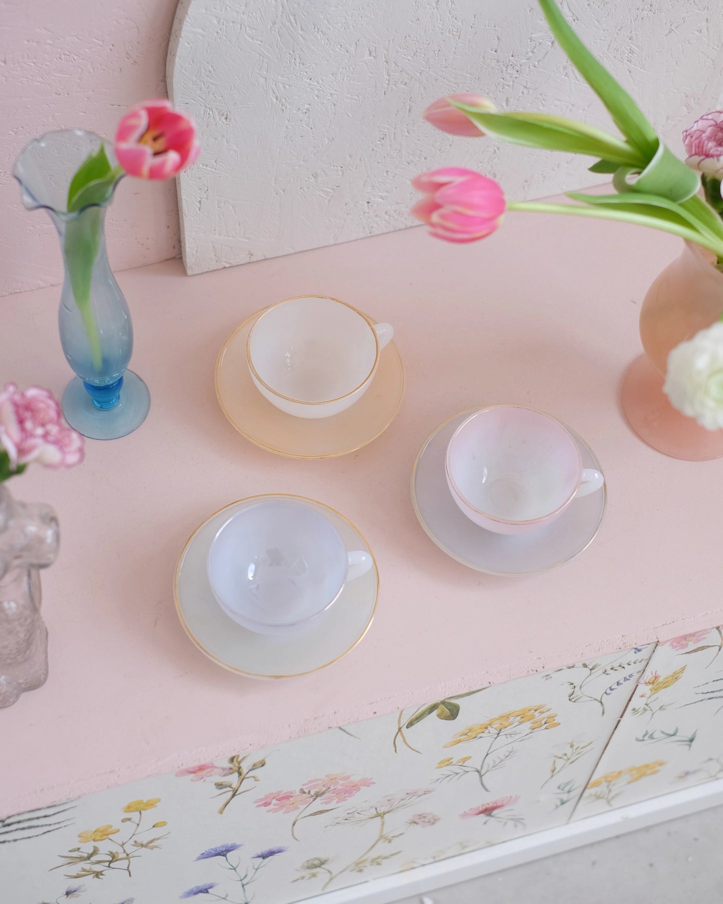 3 tasses à thé en opaline Arcopal