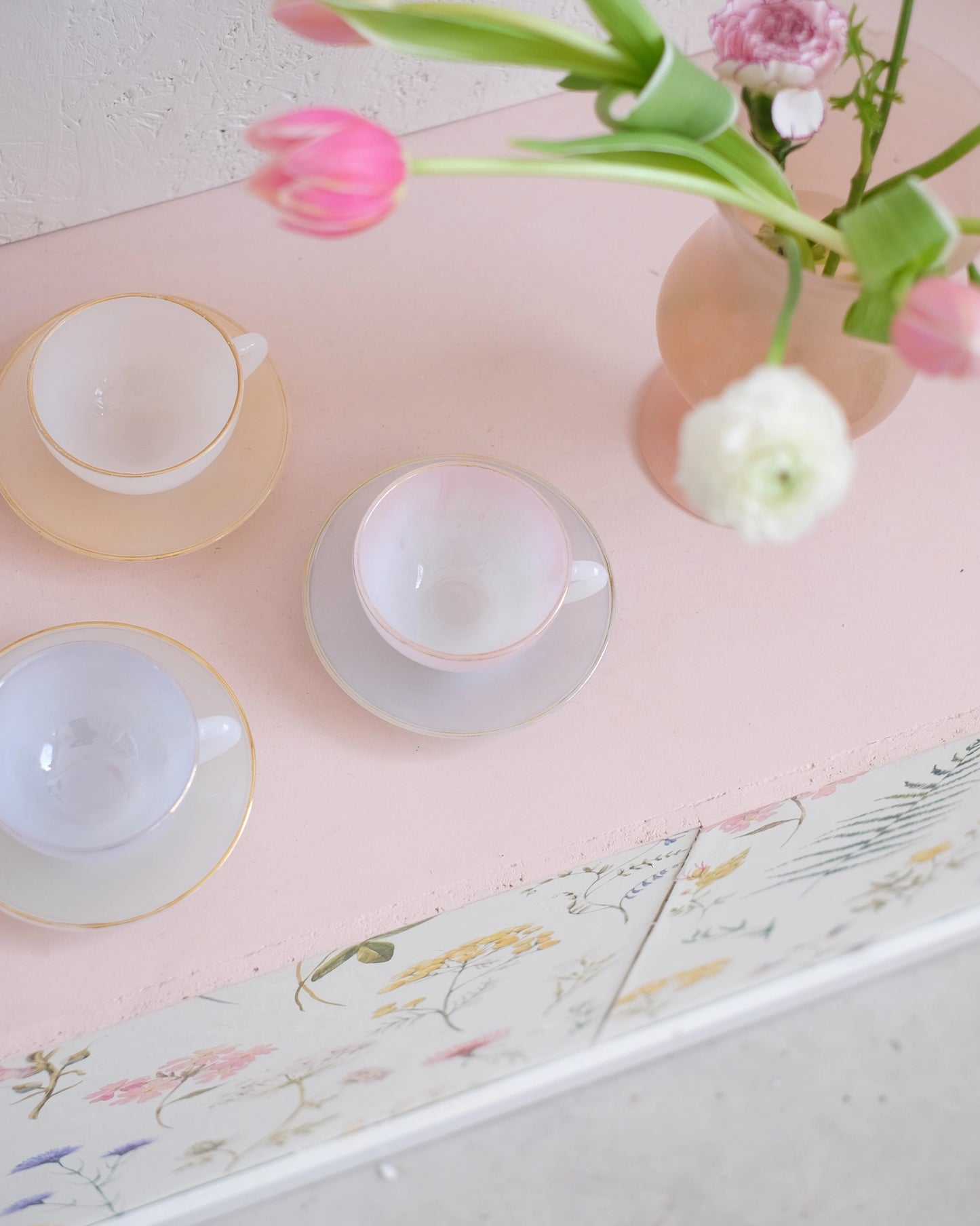 3 tasses à thé en opaline Arcopal