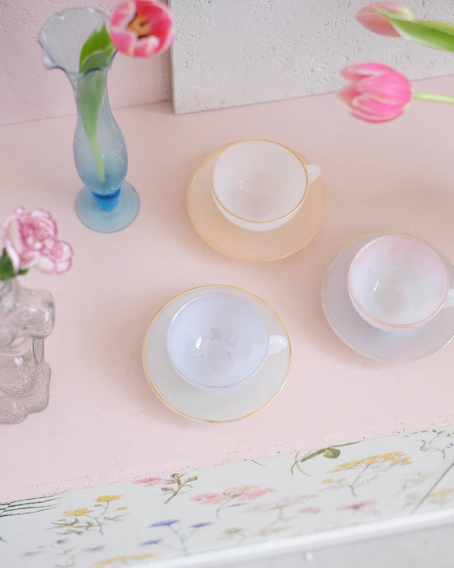 3 tasses à thé en opaline Arcopal