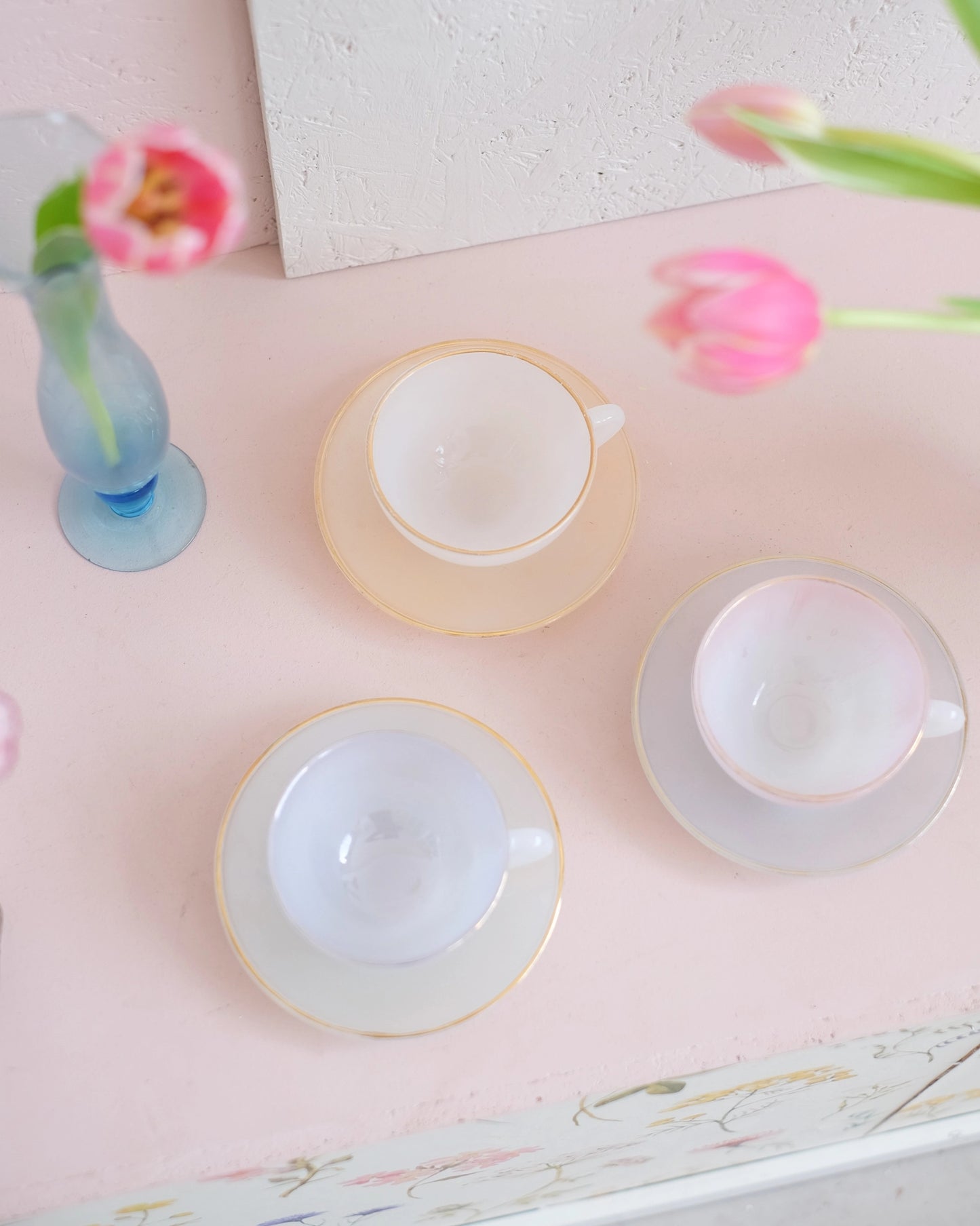 3 tasses à thé en opaline Arcopal