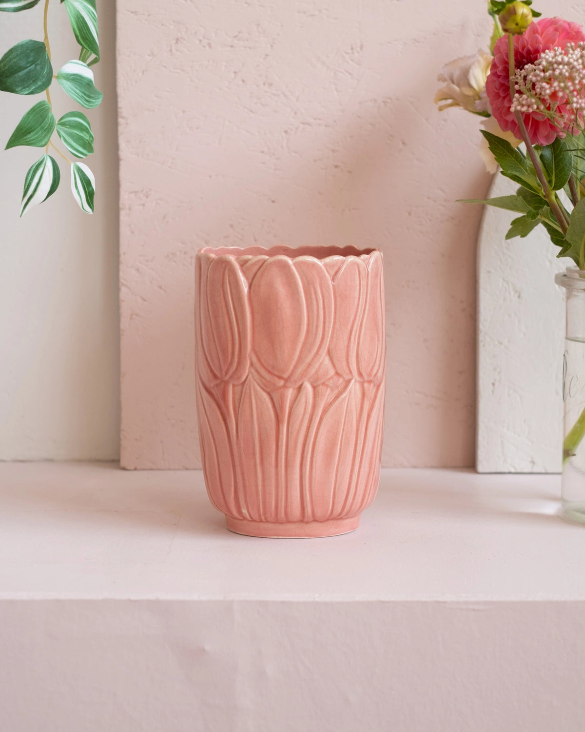 Ancien vase en faïence rose de Charolles