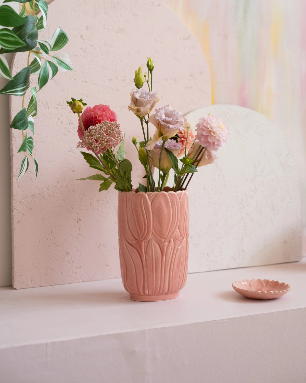 Ancien vase en faïence rose de Charolles