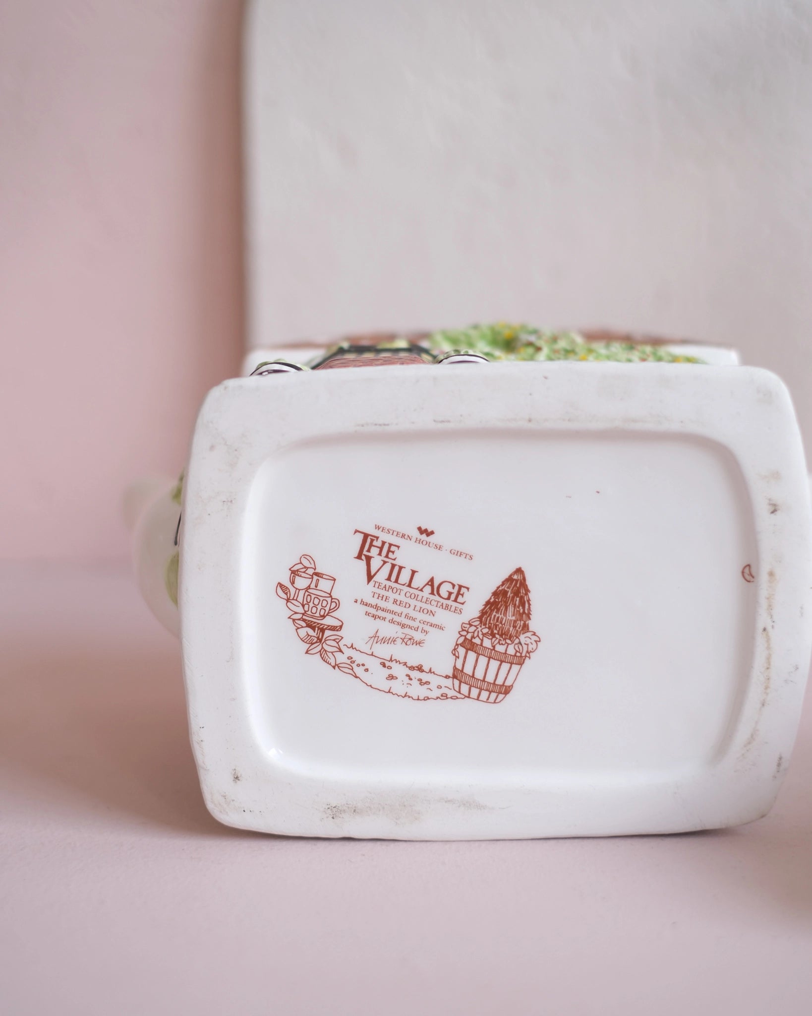 Ancienne théière en porcelaine anglaise - The red lion