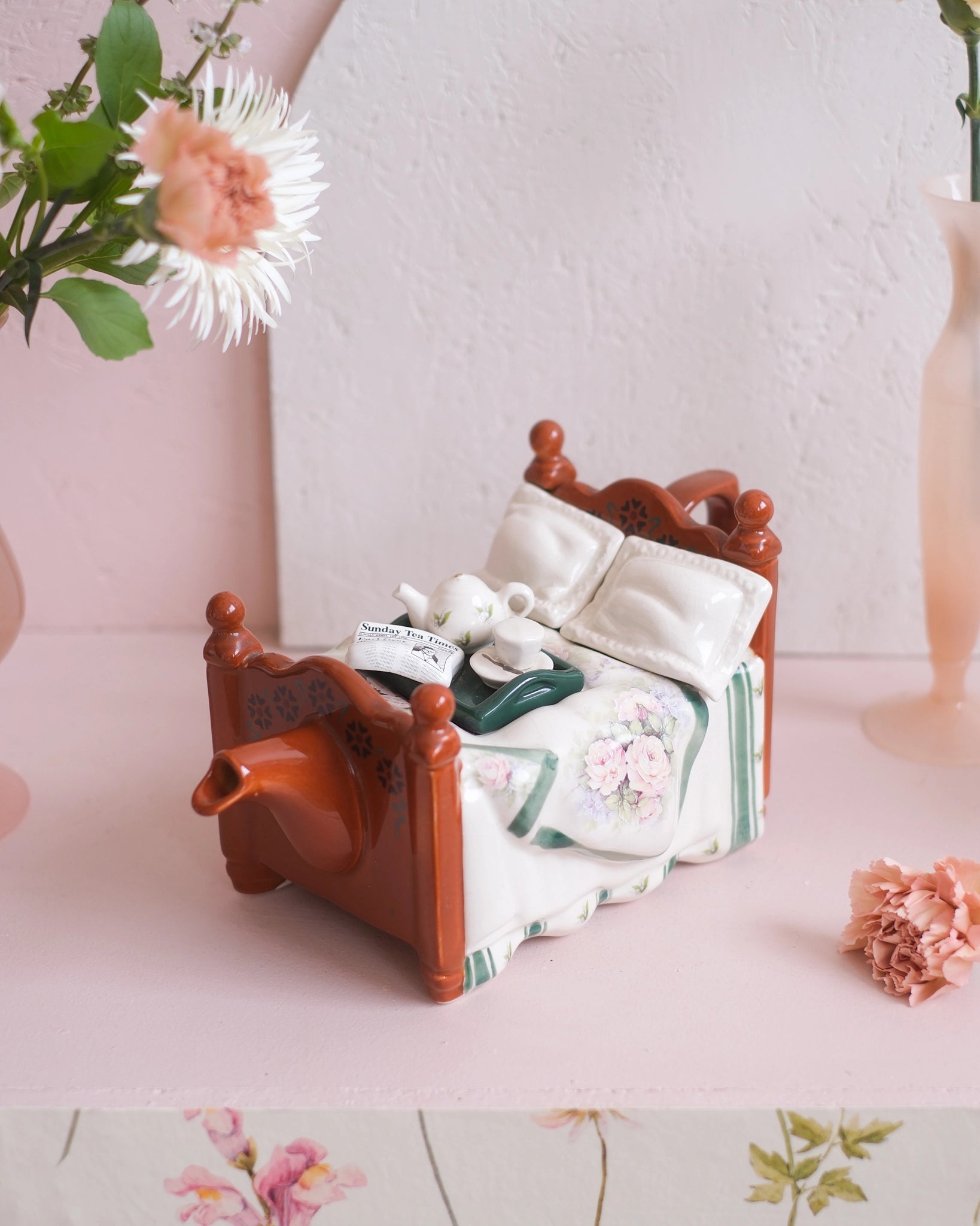 Ancienne théière en porcelaine anglaise - Thé au lit