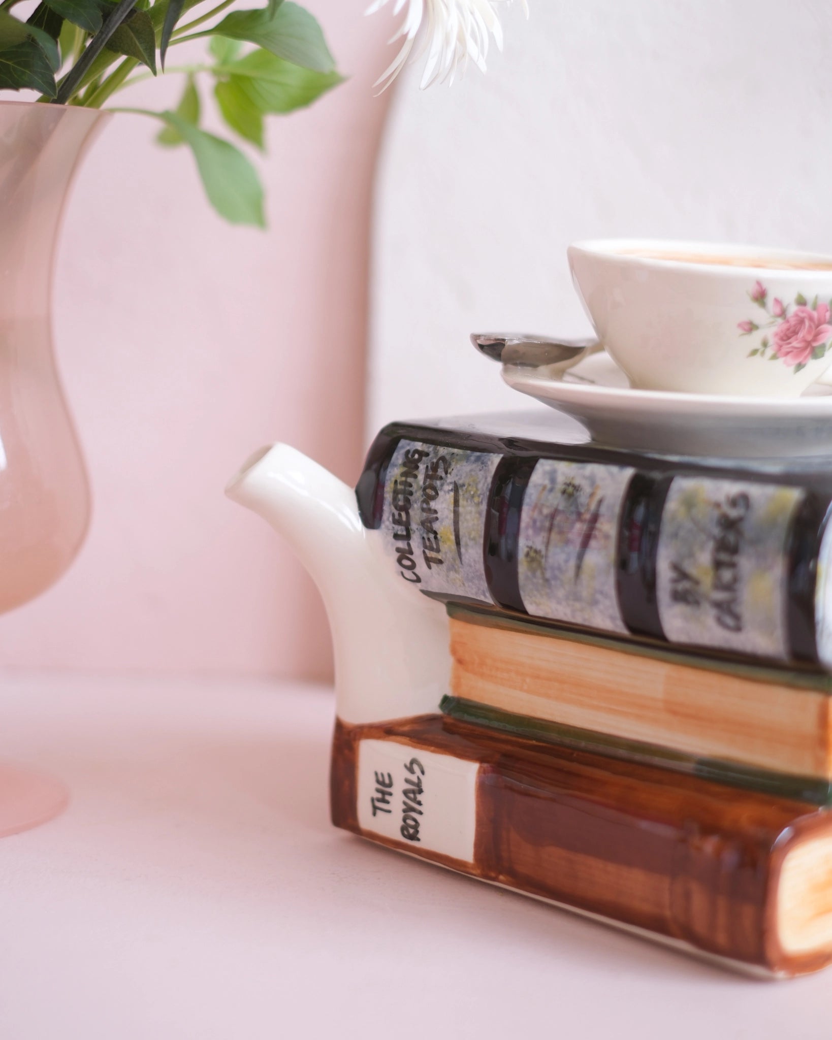 Ancienne théière en porcelaine anglaise - Tasse et livres
