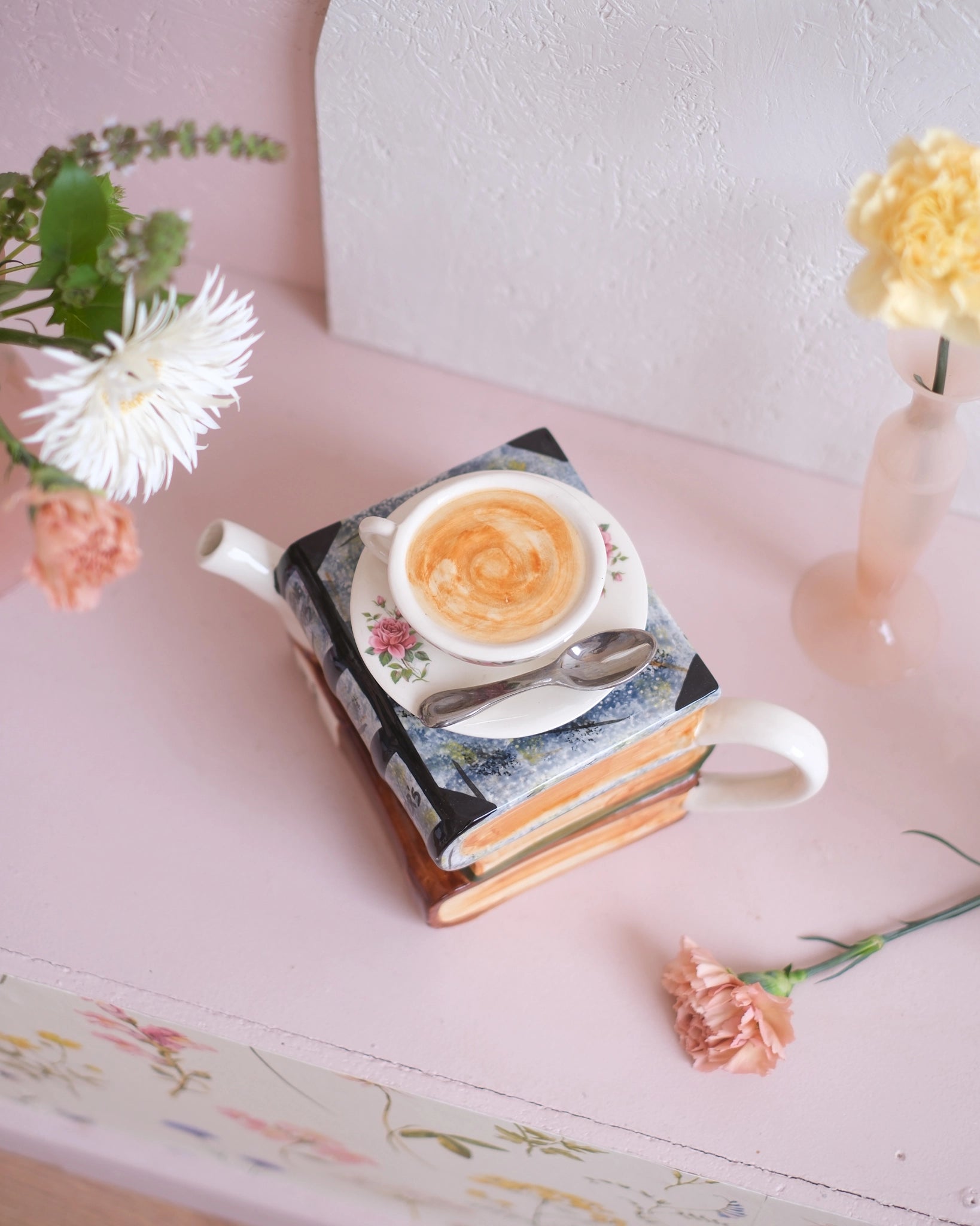 Ancienne théière en porcelaine anglaise - Tasse et livres
