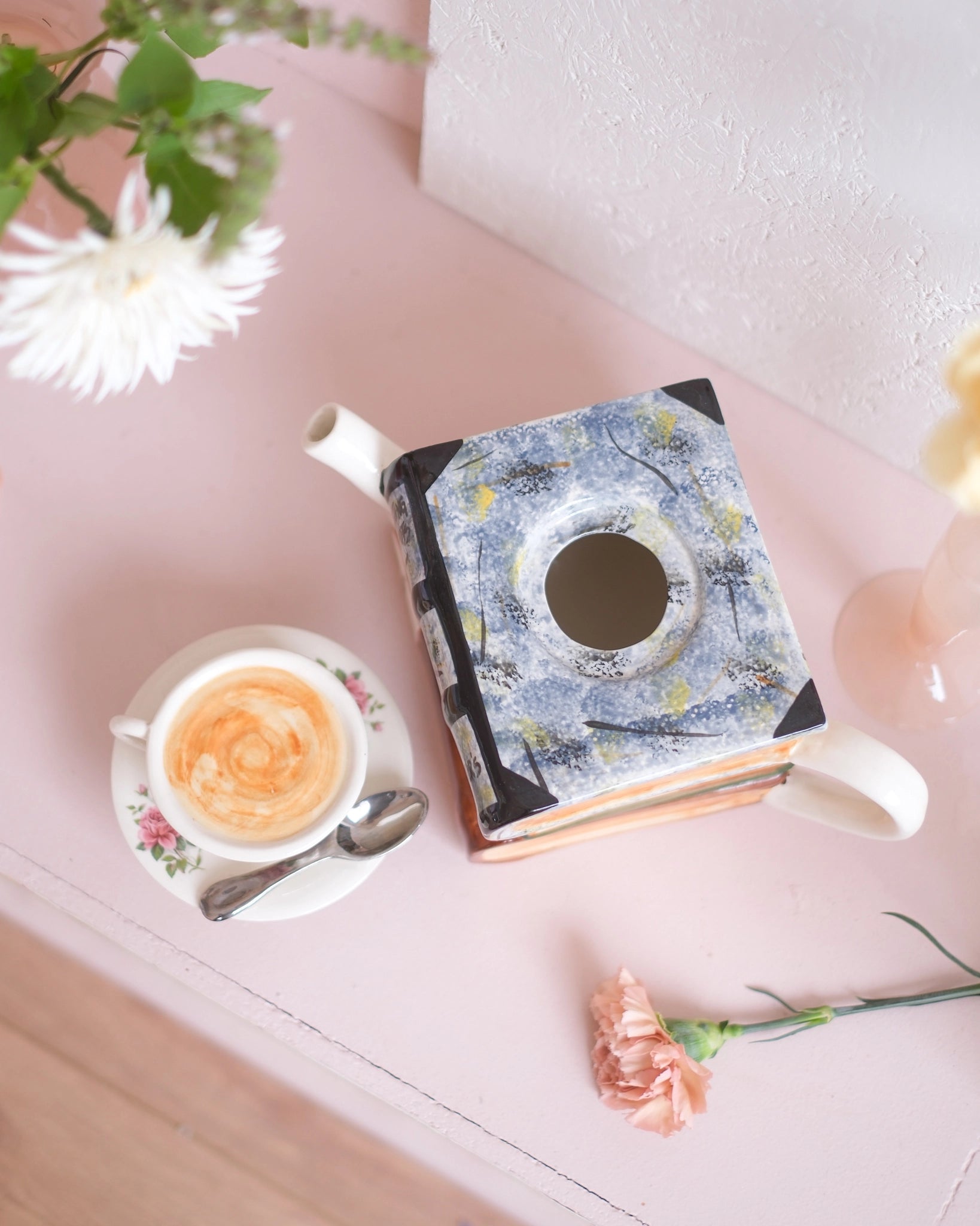 Ancienne théière en porcelaine anglaise - Tasse et livres