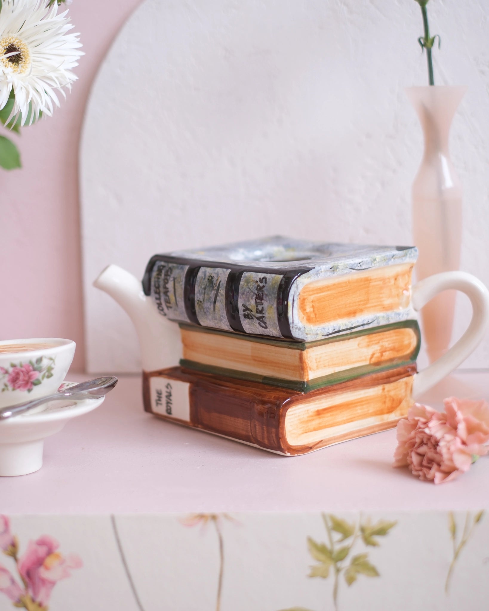 Ancienne théière en porcelaine anglaise - Tasse et livres