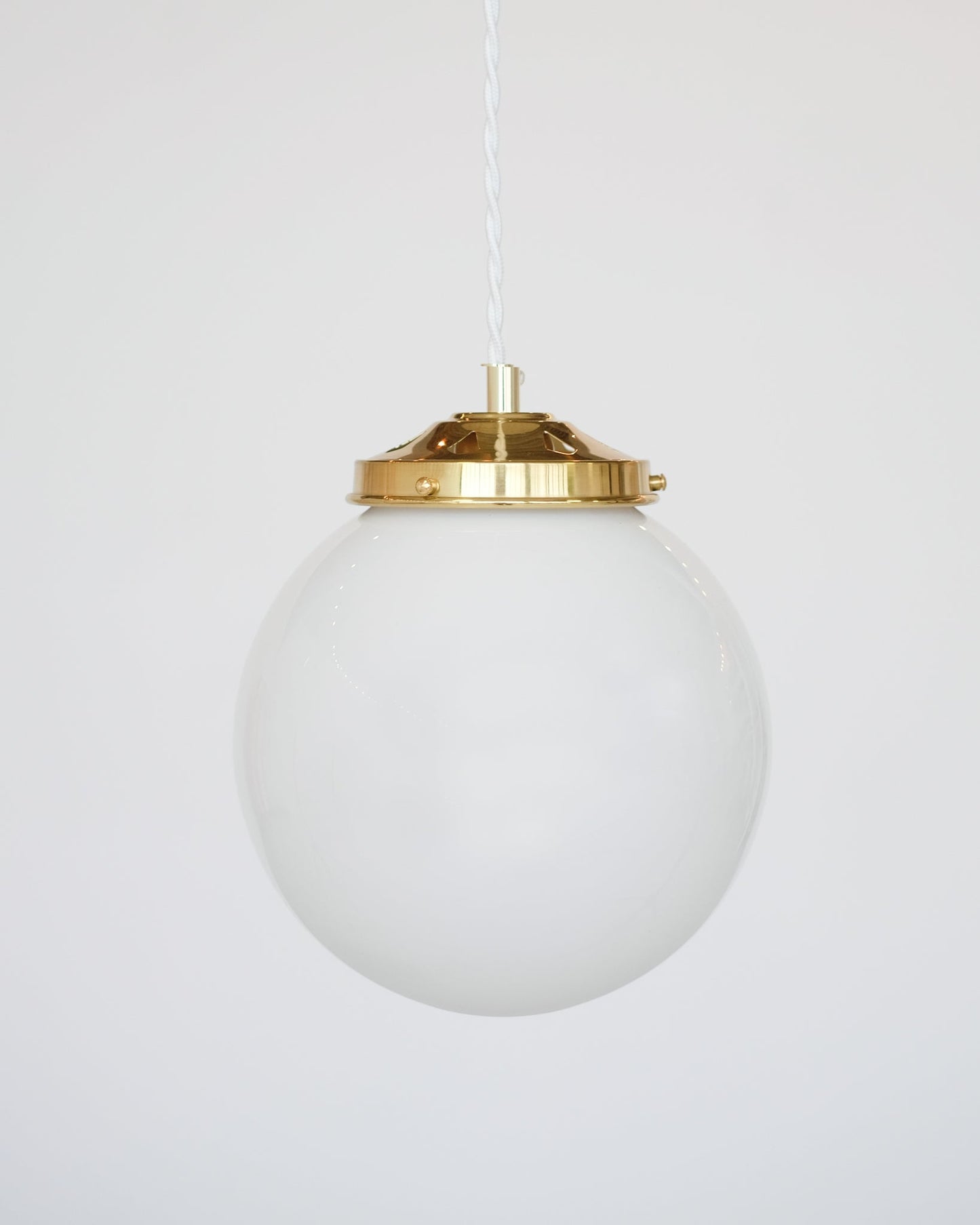 Baladeuse avec globe en opaline blanche