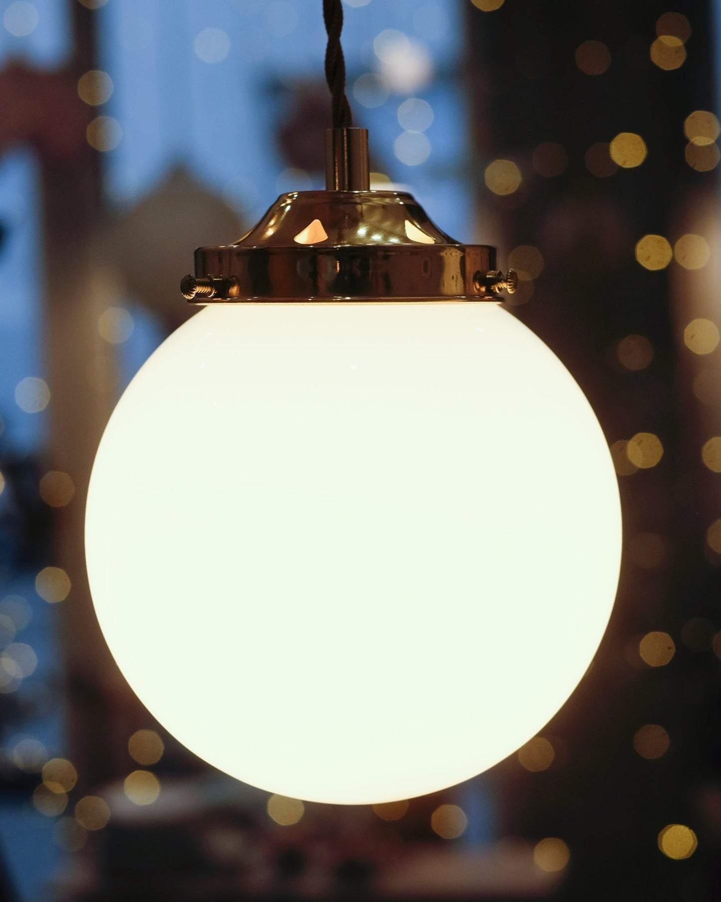 Baladeuse avec globe en opaline blanche
