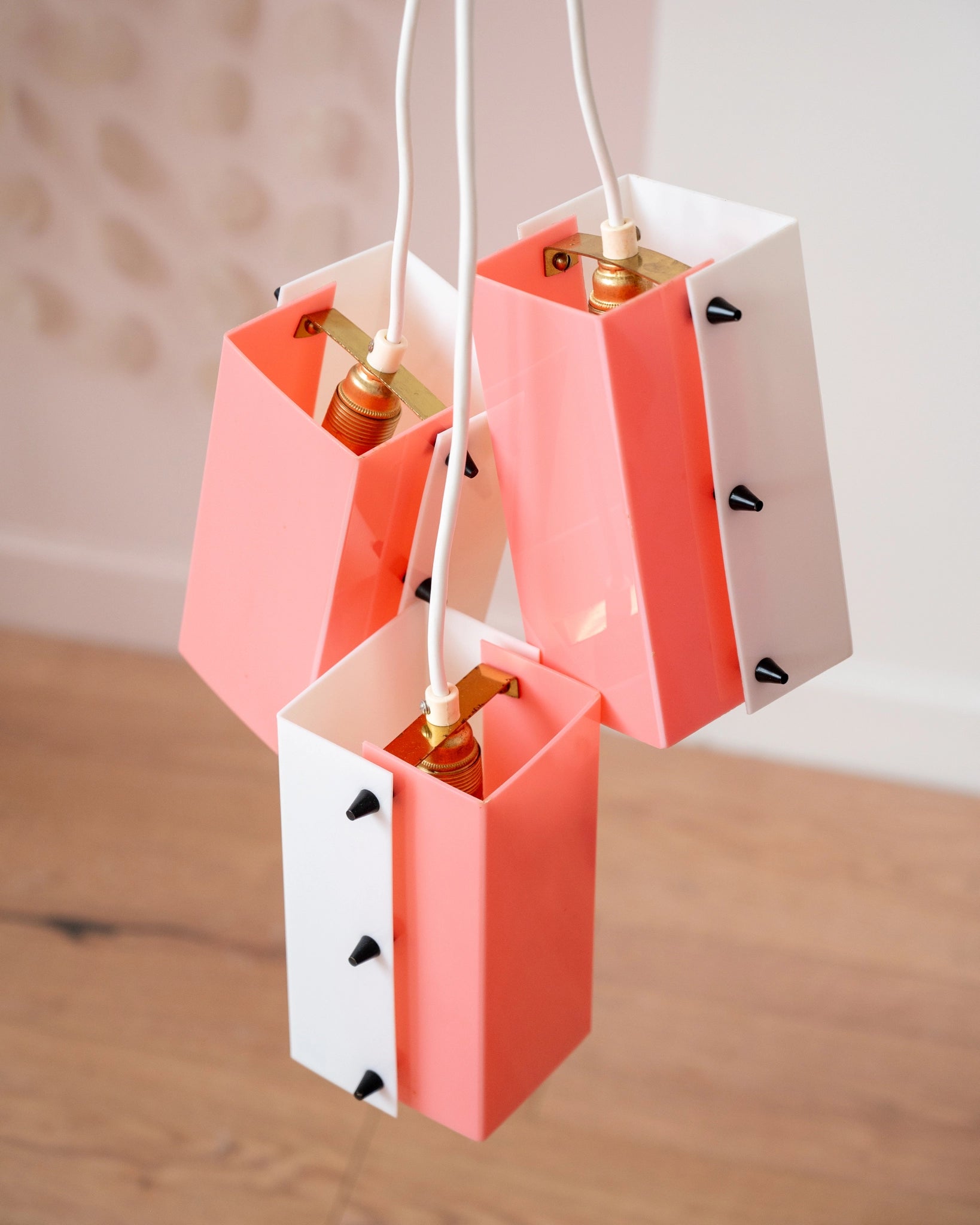 Suspension vintage en plexiglas rose et blanc
