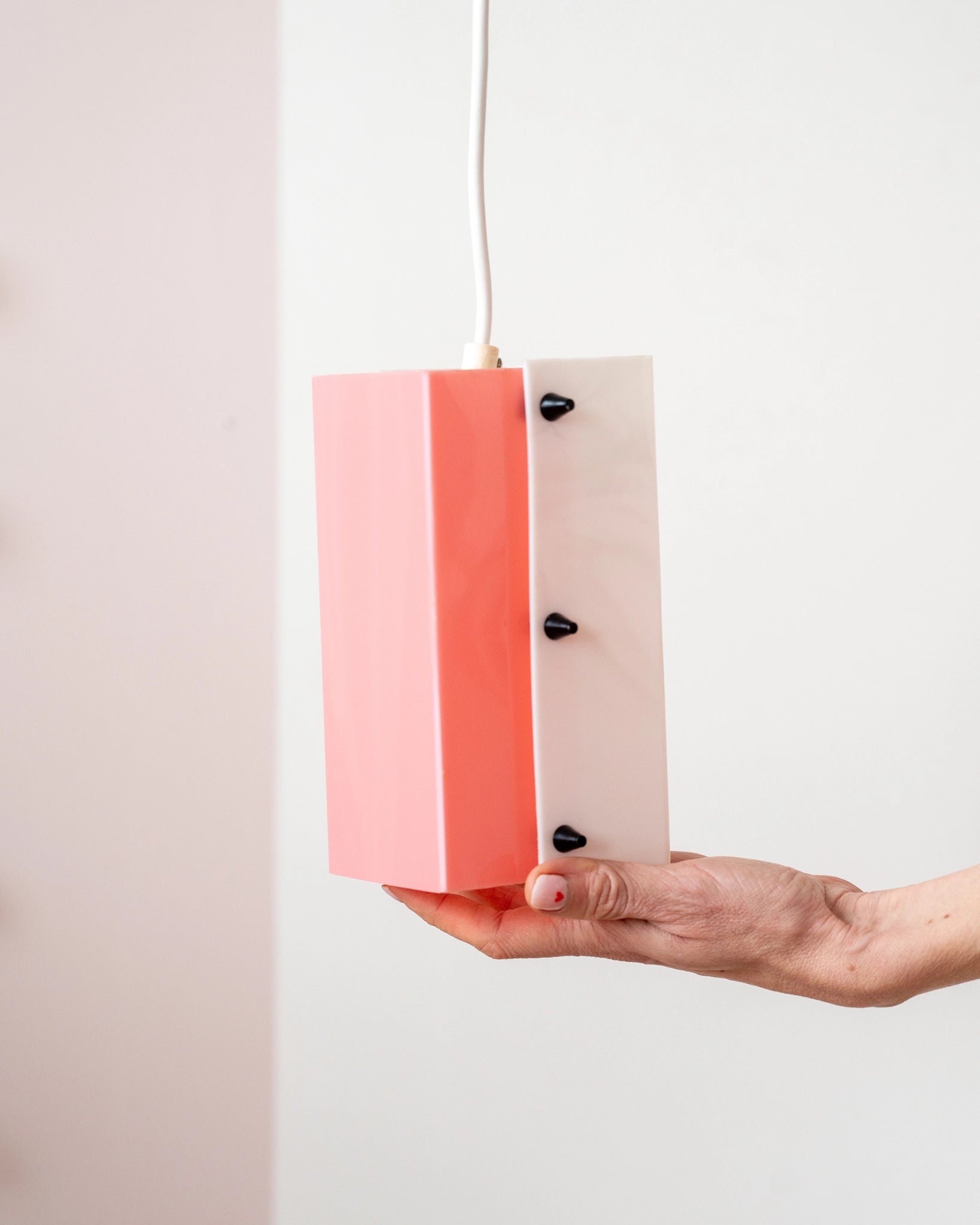 Suspension vintage en plexiglas rose et blanc