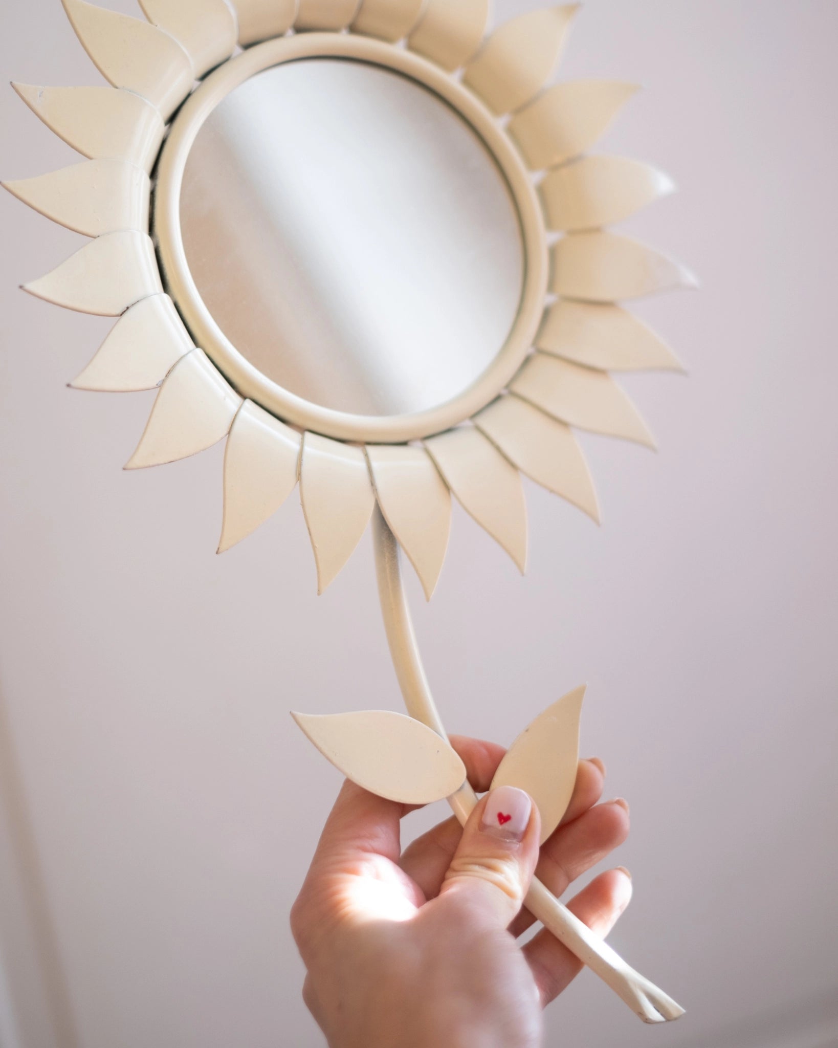 Ancien miroir Fleur en métal crème Chaty Vallauris - Silly & Billy