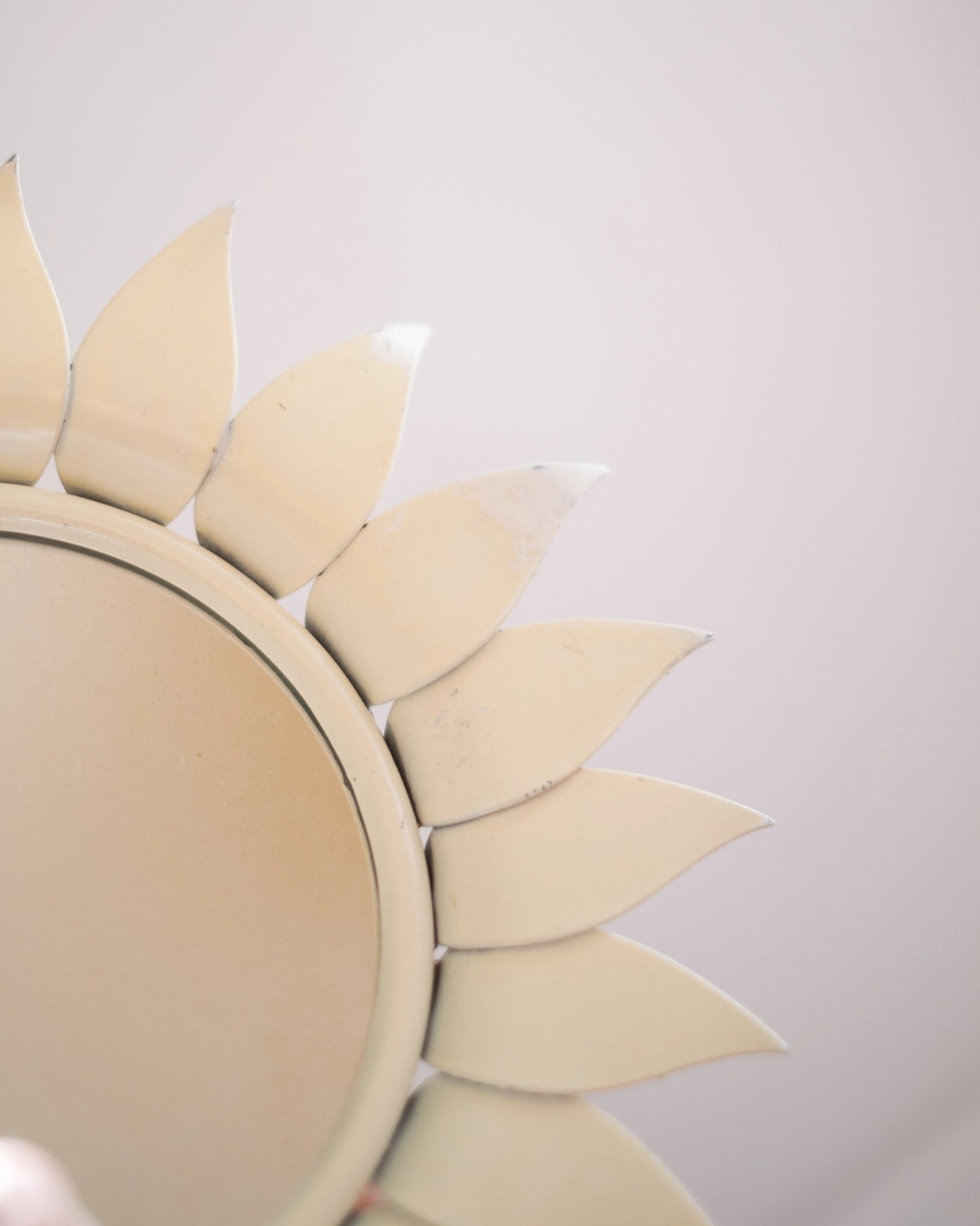 Ancien miroir Fleur en métal crème Chaty Vallauris - Silly & Billy