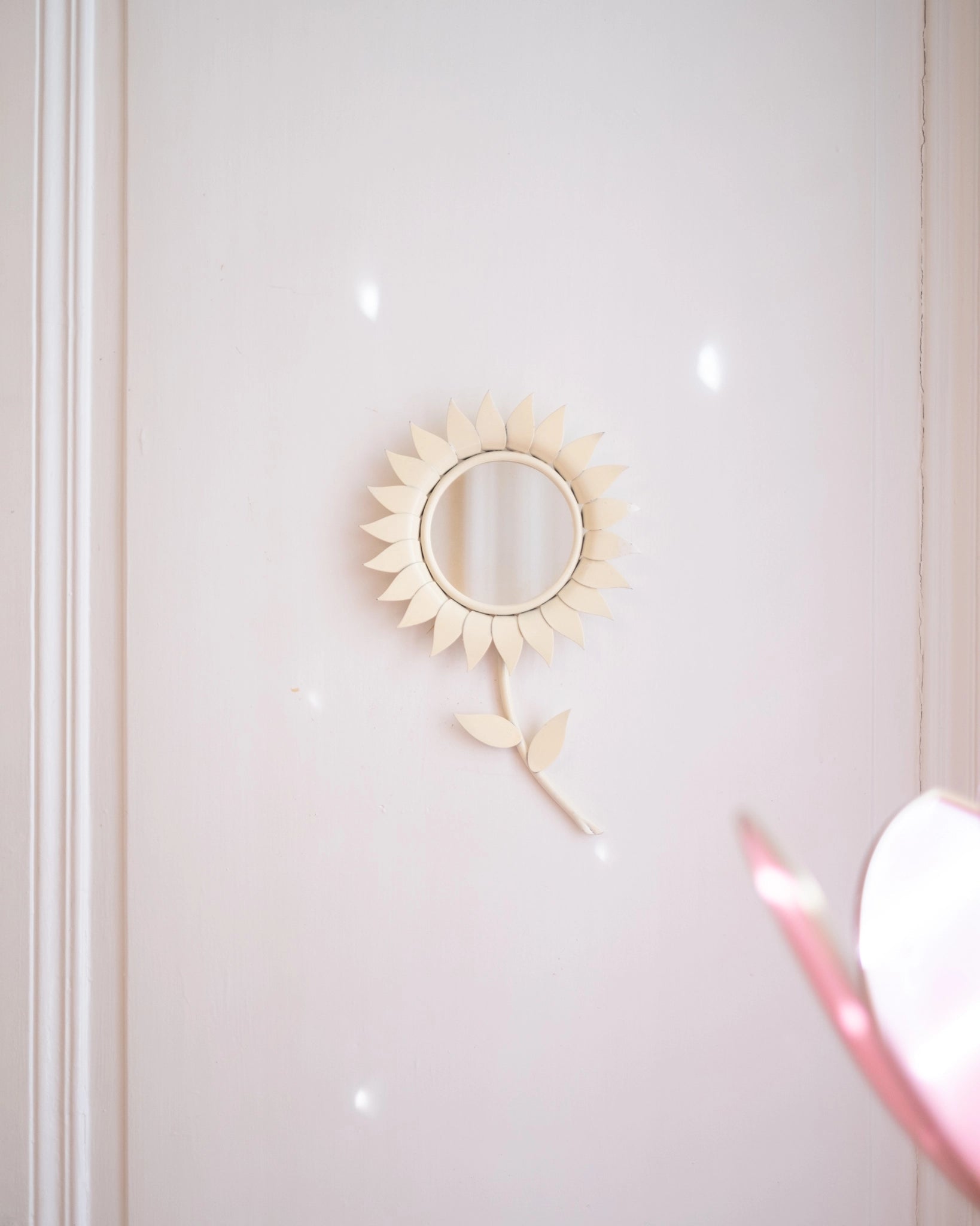 Ancien miroir Fleur en métal crème Chaty Vallauris - Silly & Billy