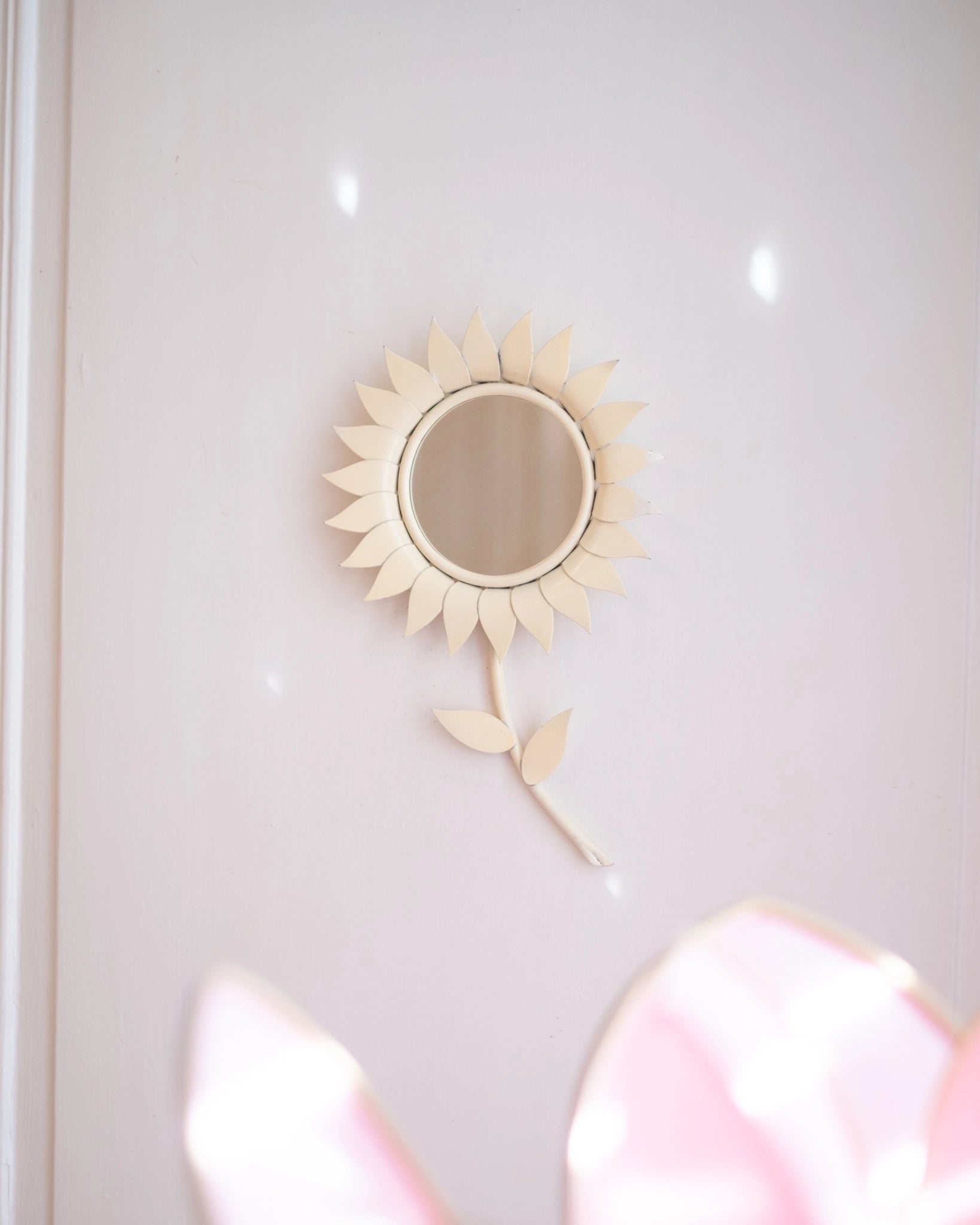 Ancien miroir Fleur en métal crème Chaty Vallauris - Silly & Billy