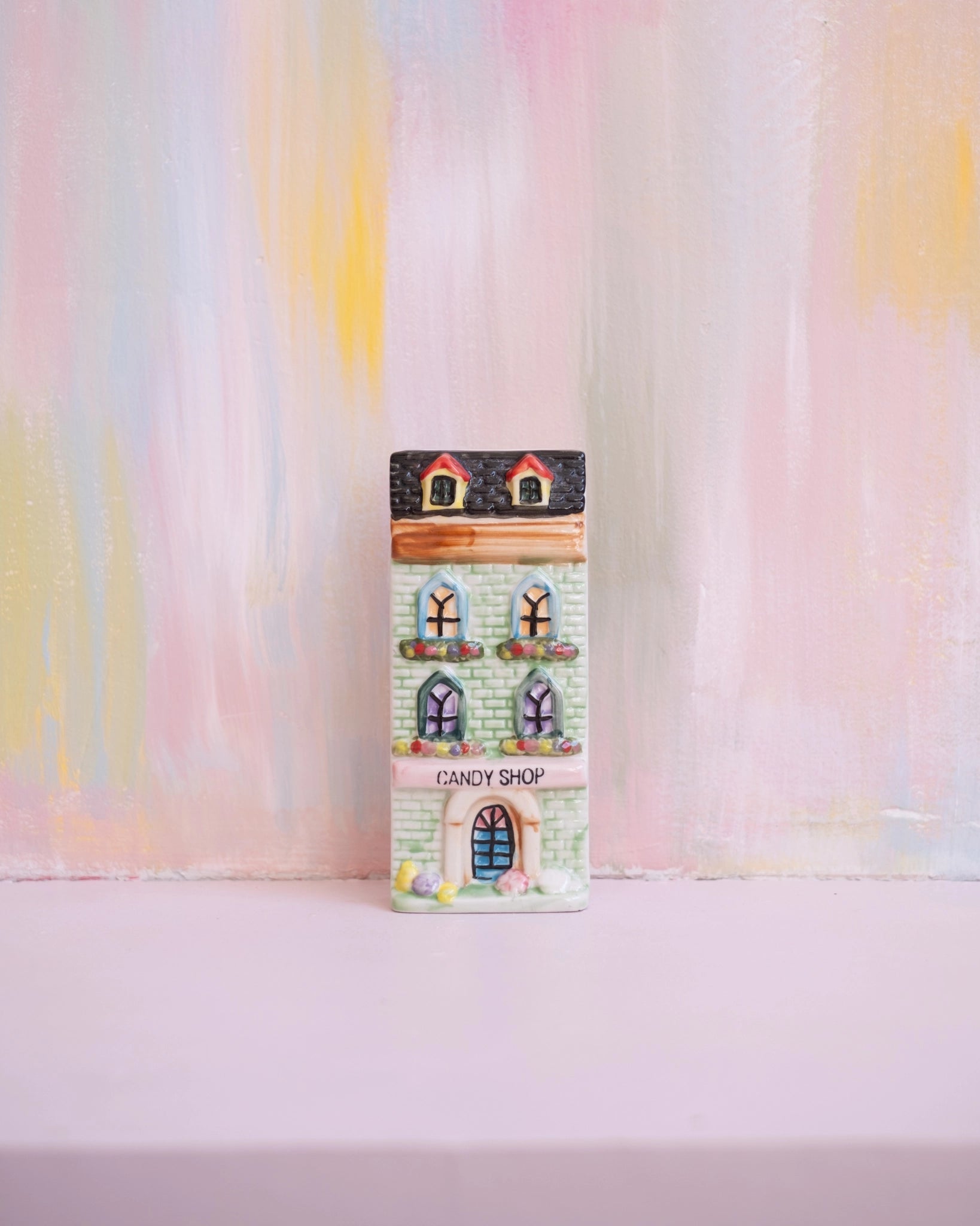 Ancien vase mural en barbotine - Candy shop - Silly & Billy