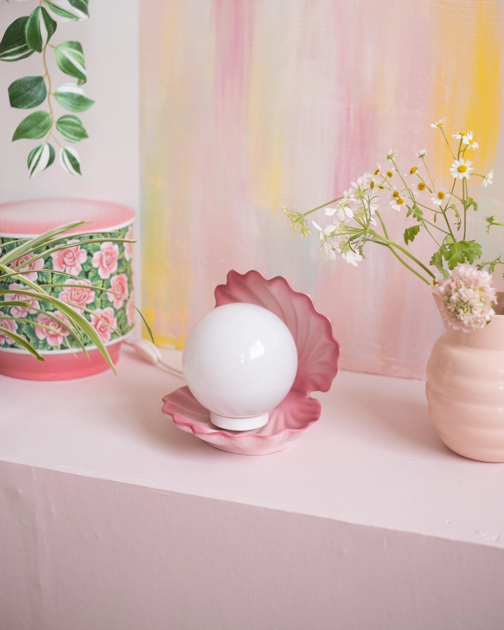Ancienne lampe coquillage en céramique rose et opaline - Silly & Billy