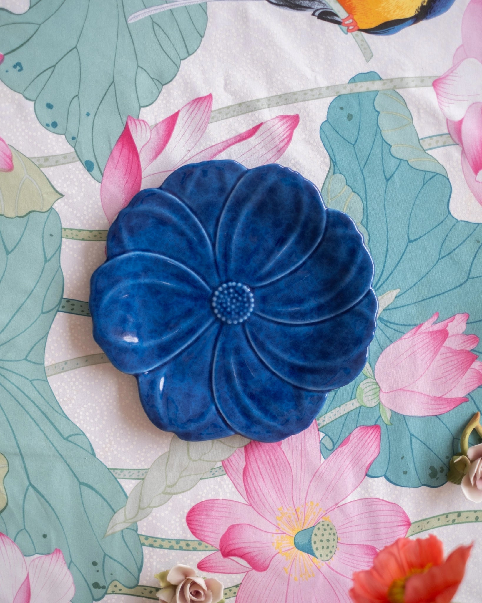 Assiette fleur en faïence bleu nuit de Charolles, par Jacques Molin - Silly & Billy