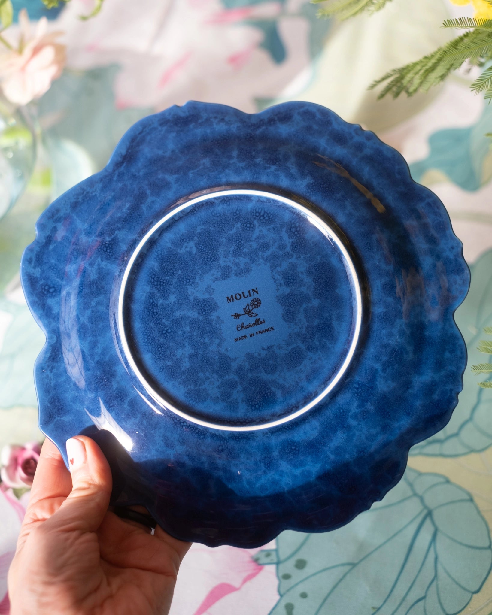 Assiette fleur en faïence bleu nuit de Charolles, par Jacques Molin - Silly & Billy